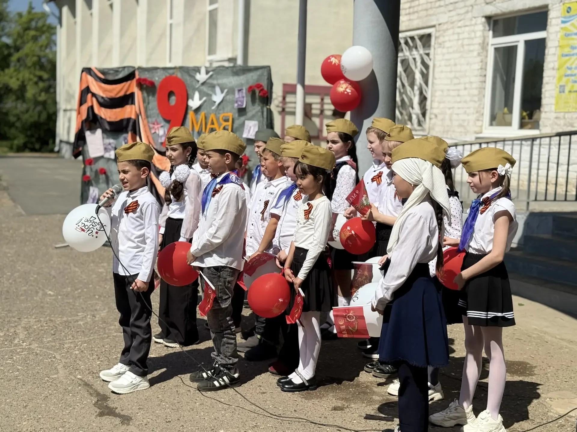 🕊️⭐️«Подвигу жить в веках: праздничный концерт «День ПОБЕДЫ»🕊️⭐️  Сегодня в школьном дворе третьего 