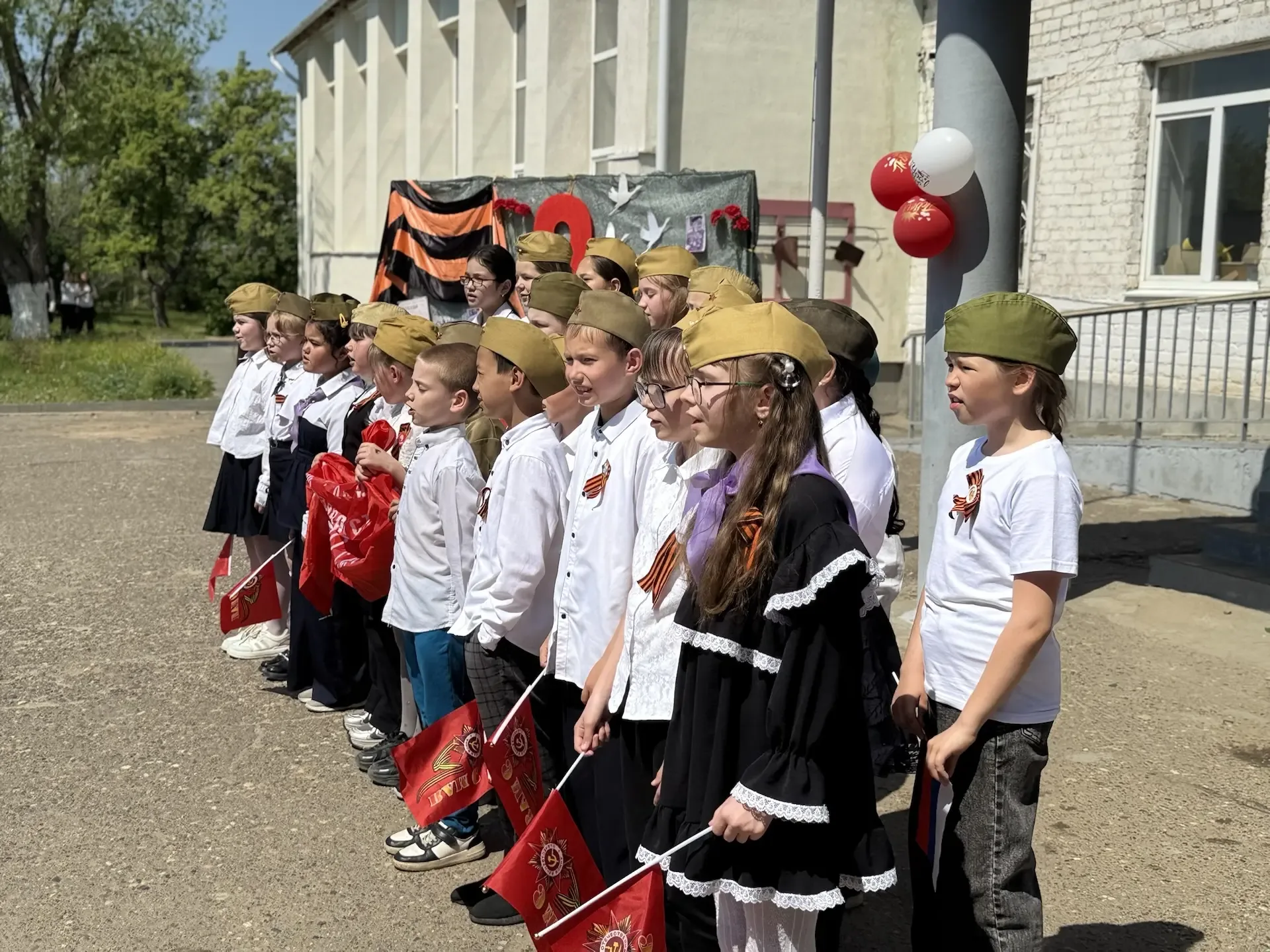 🕊️⭐️«Подвигу жить в веках: праздничный концерт «День ПОБЕДЫ»🕊️⭐️  Сегодня в школьном дворе третьего 