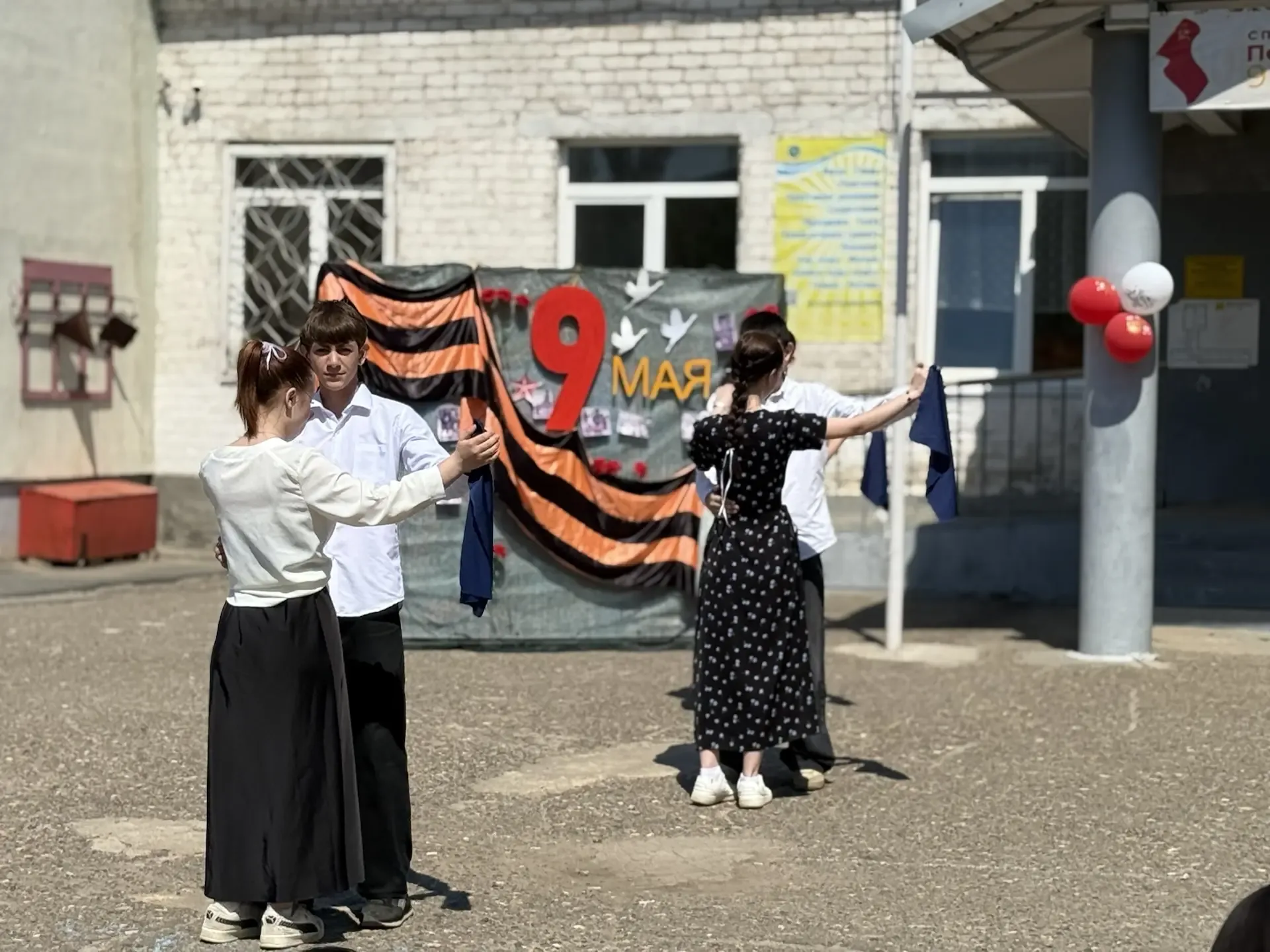 🕊️⭐️«Подвигу жить в веках: праздничный концерт «День ПОБЕДЫ»🕊️⭐️  Сегодня в школьном дворе третьего 