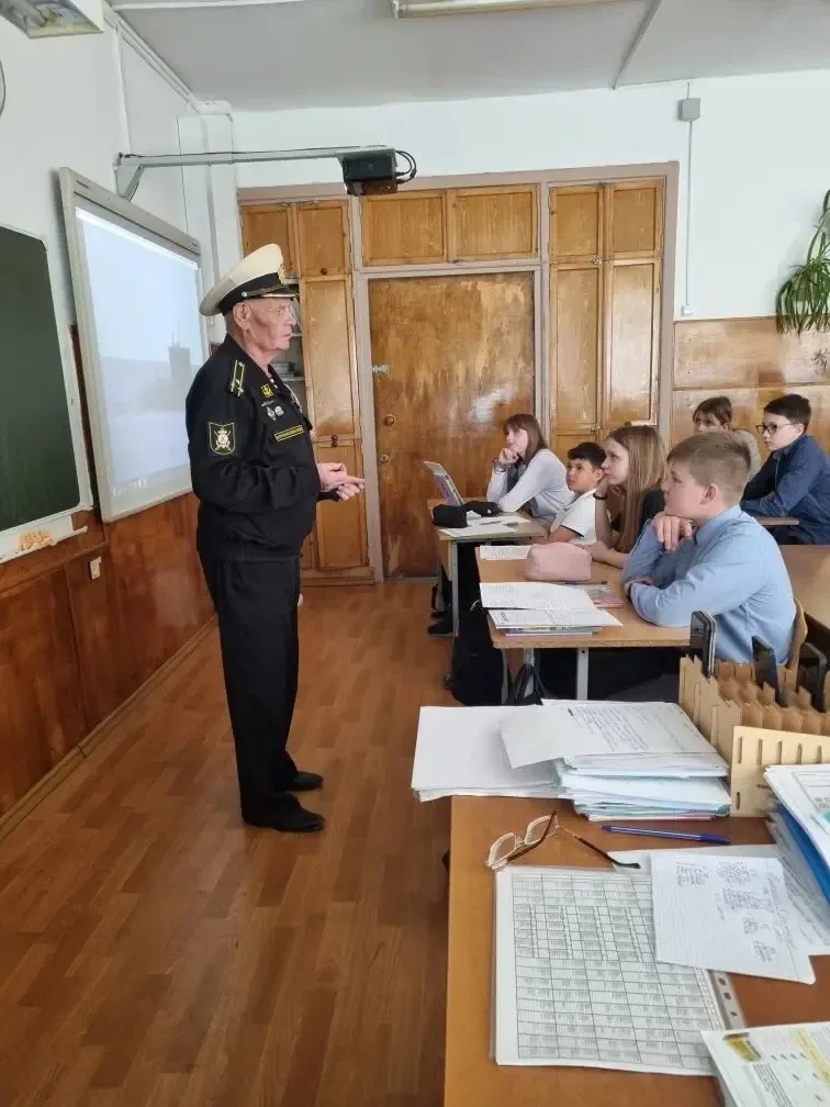 🇷🇺 Урок Мужества в 6 «Б» классе  Совместно с  Первомайским Советом ветеранов войны, труда, вооруженн