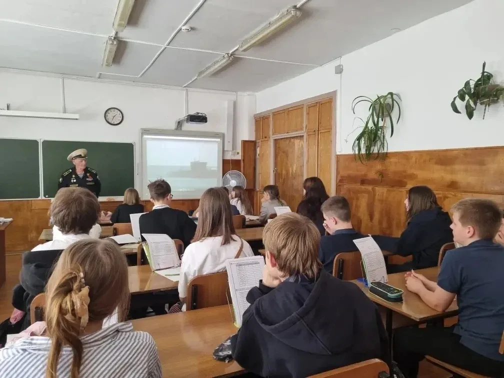🇷🇺 Урок Мужества в 6 «Б» классе  Совместно с  Первомайским Советом ветеранов войны, труда, вооруженн