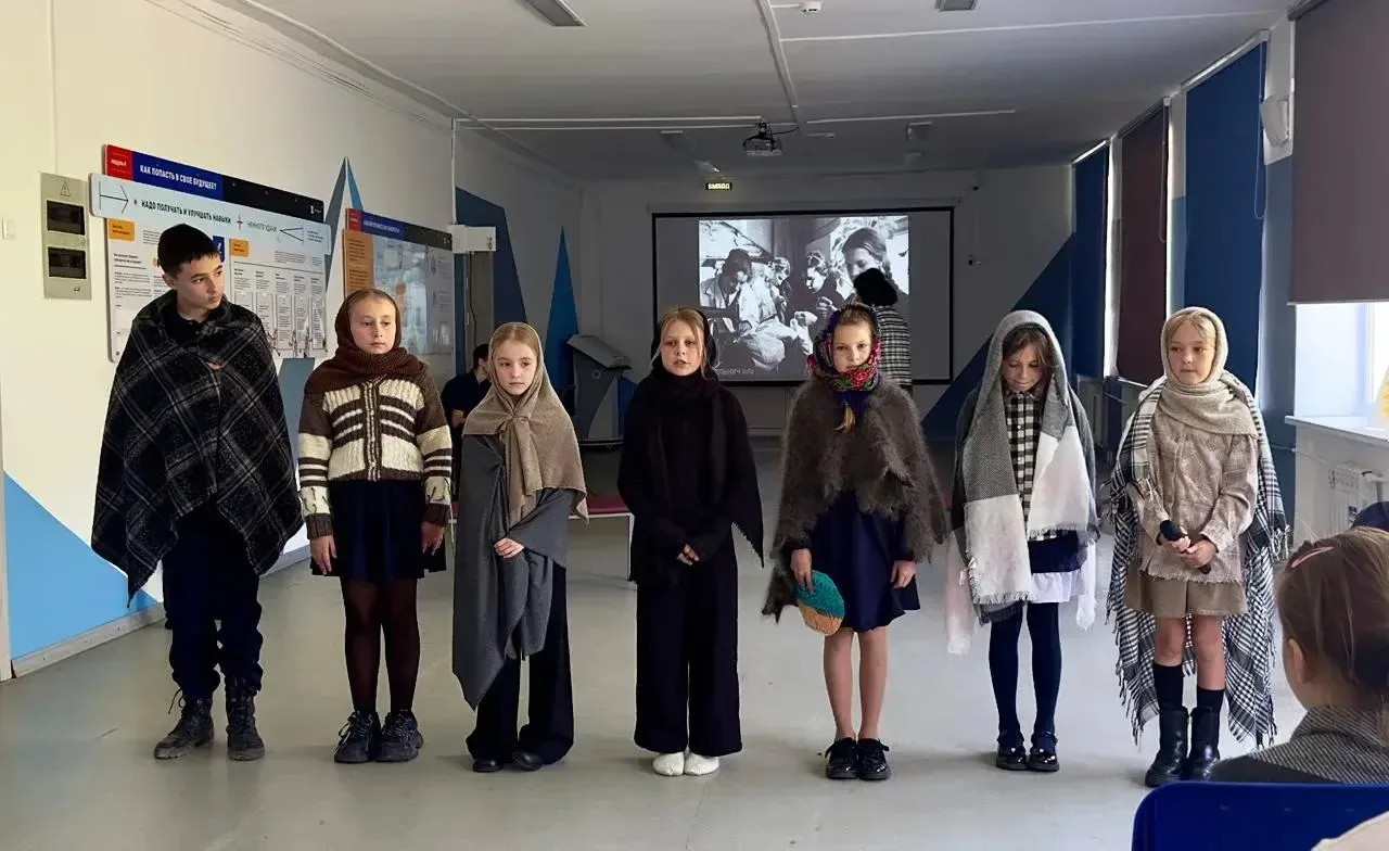 🎭 14 мая прошёл отчётный мини-спектакль театральной студии «Креатив» — «У войны не детское лицо»   С