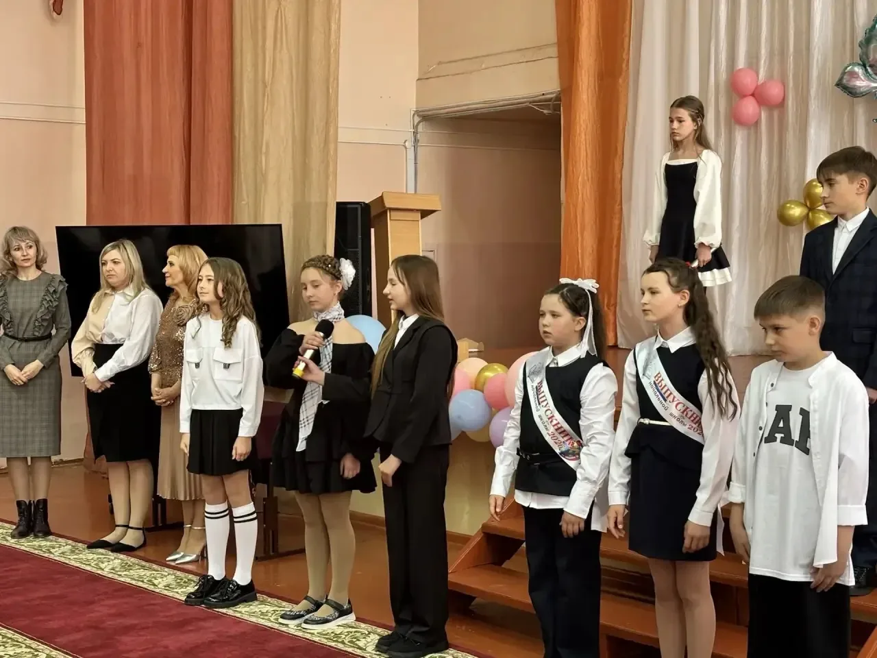 🎓 Прощай, начальная школа!  22 мая в нашей школе прошла торжественная линейка, посвящённая окончанию