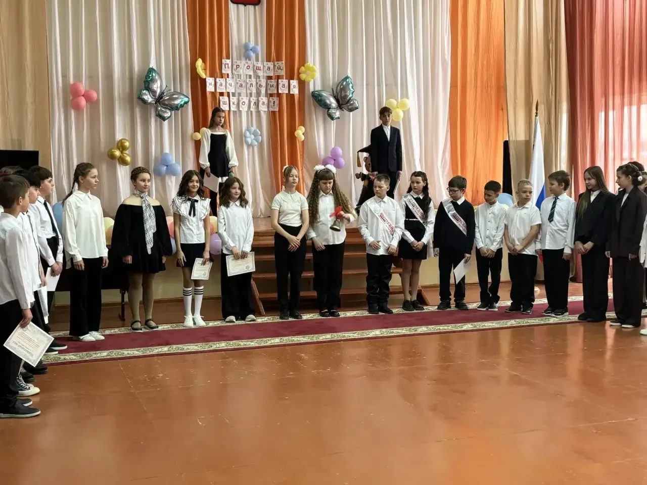 🎓 Прощай, начальная школа!  22 мая в нашей школе прошла торжественная линейка, посвящённая окончанию