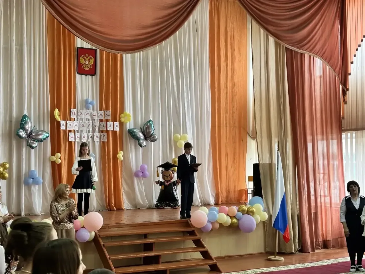 🎓 Прощай, начальная школа!  22 мая в нашей школе прошла торжественная линейка, посвящённая окончанию