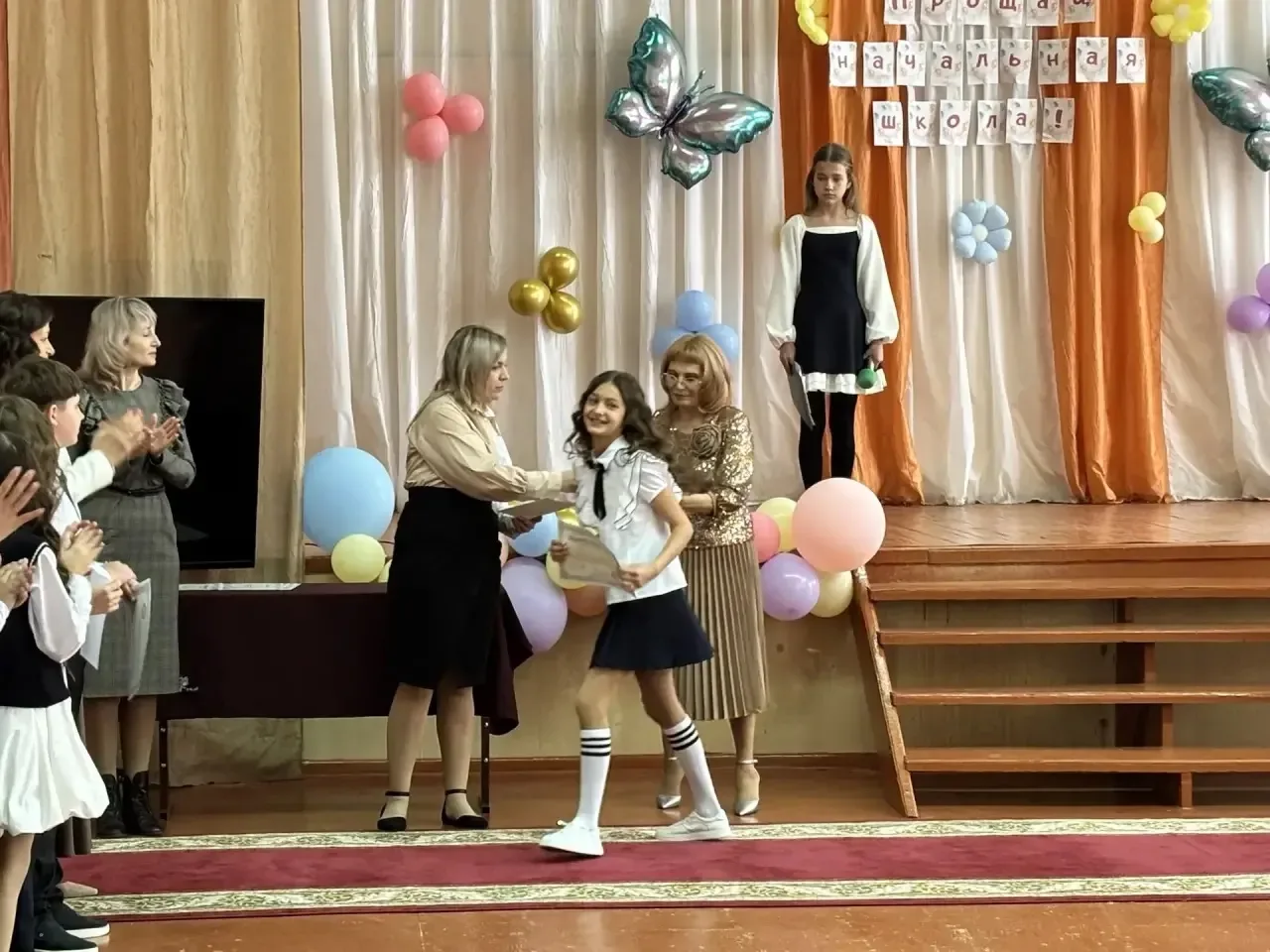 🎓 Прощай, начальная школа!  22 мая в нашей школе прошла торжественная линейка, посвящённая окончанию