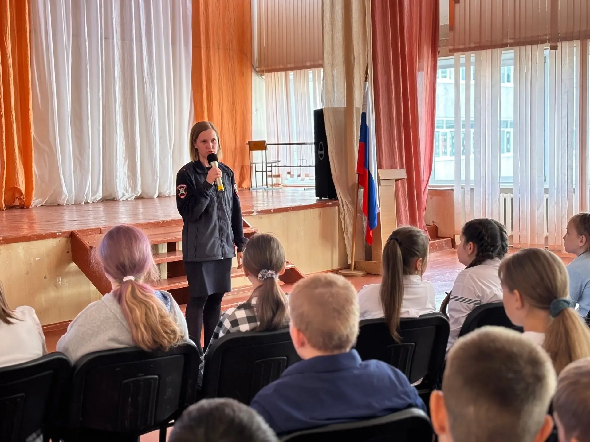 В школе прошла встреча с инспектором Госавтоинспекции  👮15 мая в рамках «Декады дорожной безопасност