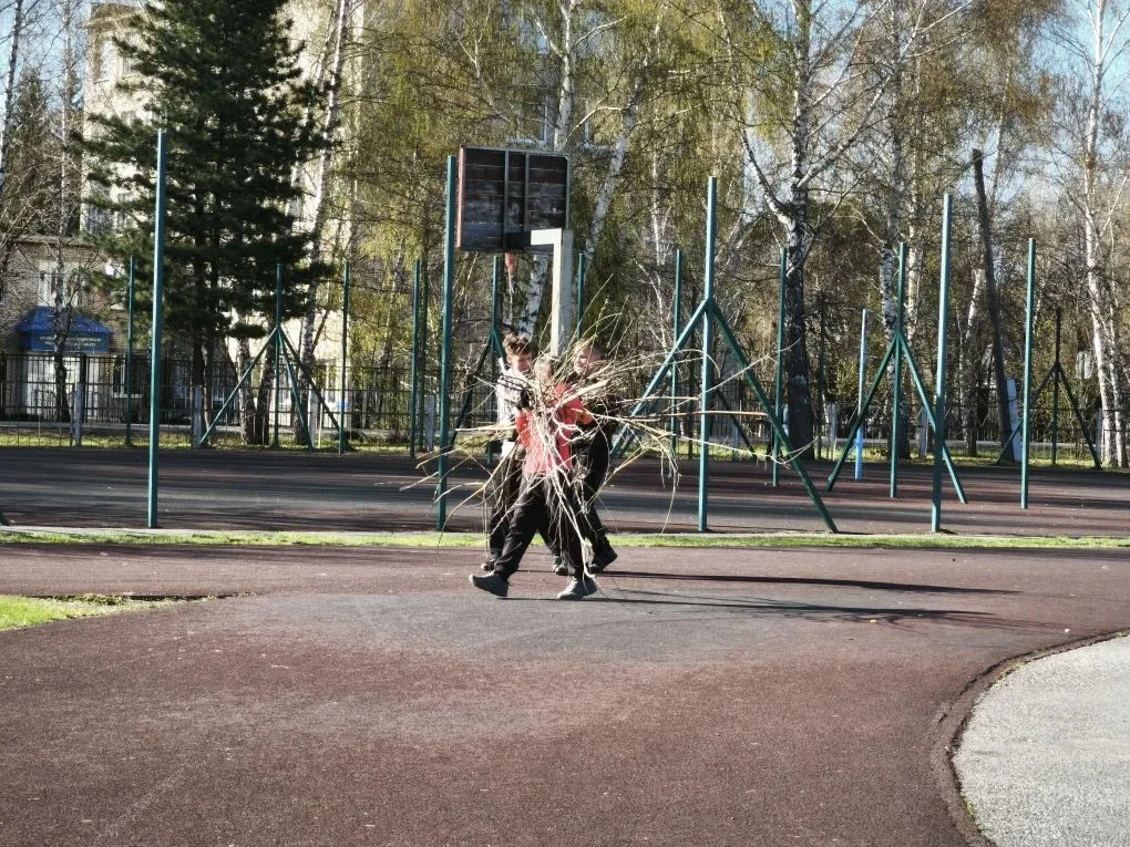 Общешкольный субботник🧹  30 апреля в нашей школе прошел субботник! Учителя, ученики и родители вмест