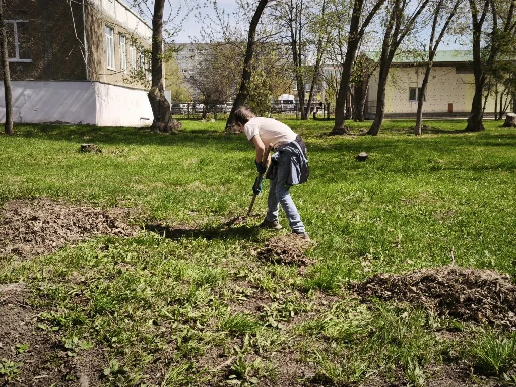Общешкольный субботник🧹  30 апреля в нашей школе прошел субботник! Учителя, ученики и родители вмест