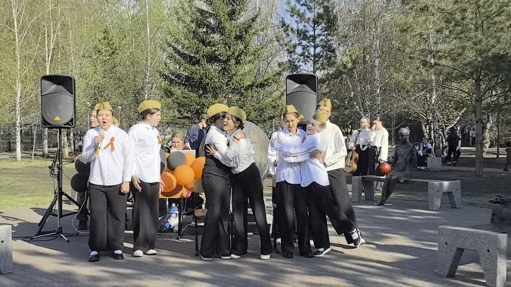 ☀️ Победная весна в сквере «Солнечный»!  8 мая наша школа подарила жителям района настоящий праздник