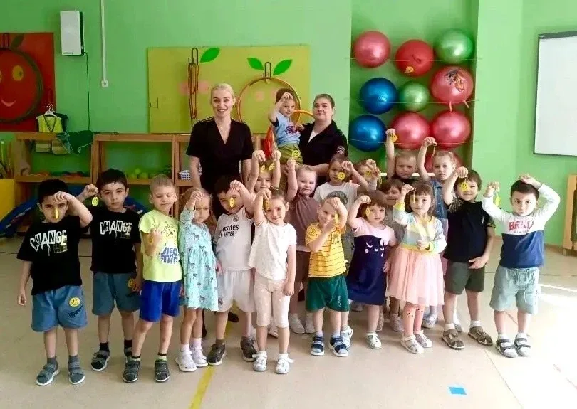 Безопасность на дорогах начинается с детства: дорожные полицейские на дошкольный образовательной пло