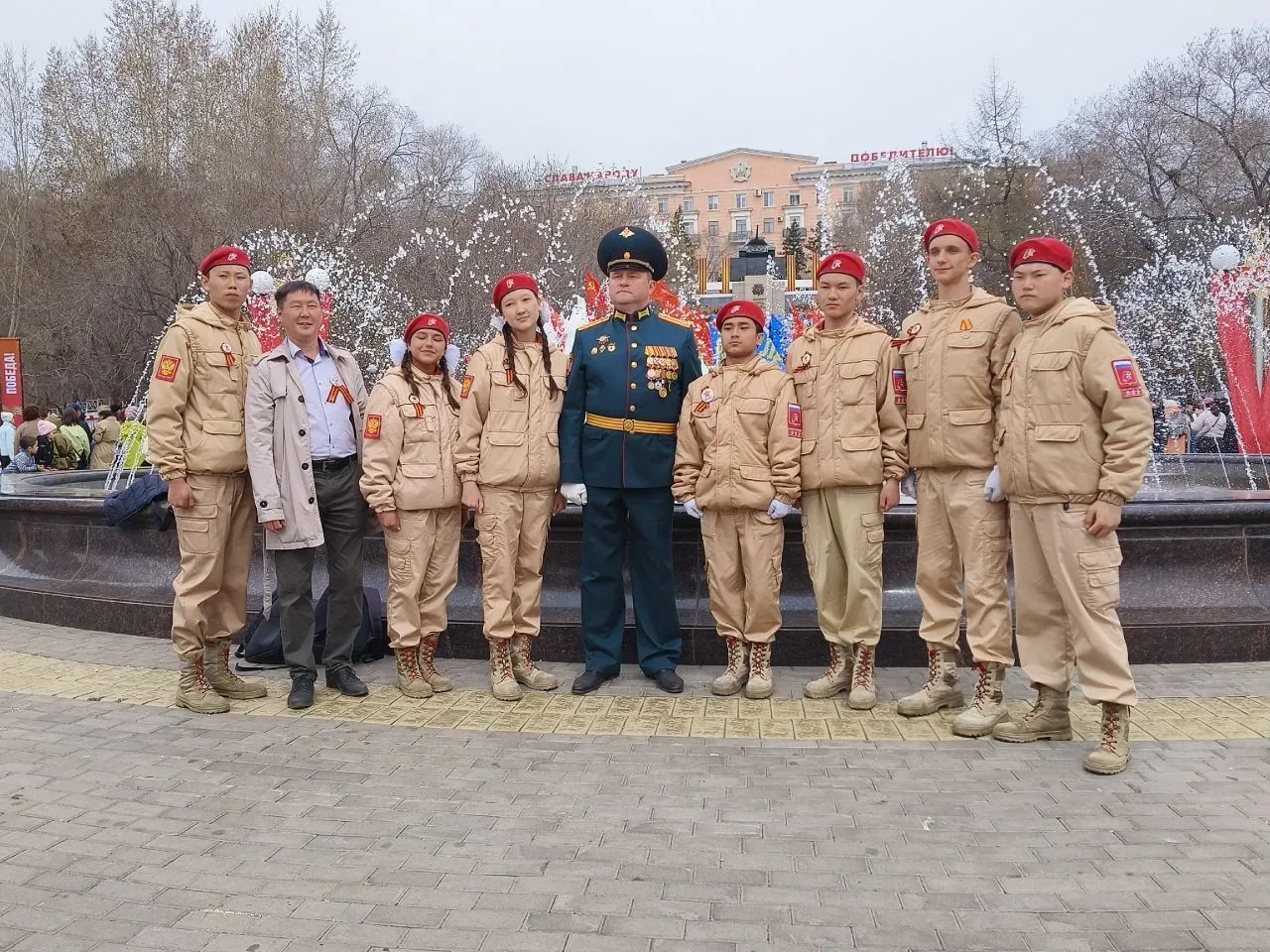 🕯️8 мая в городе прошёл «Марш юных патриотов».  Колонна юнармейцев прошла от площади Советов к Мемор