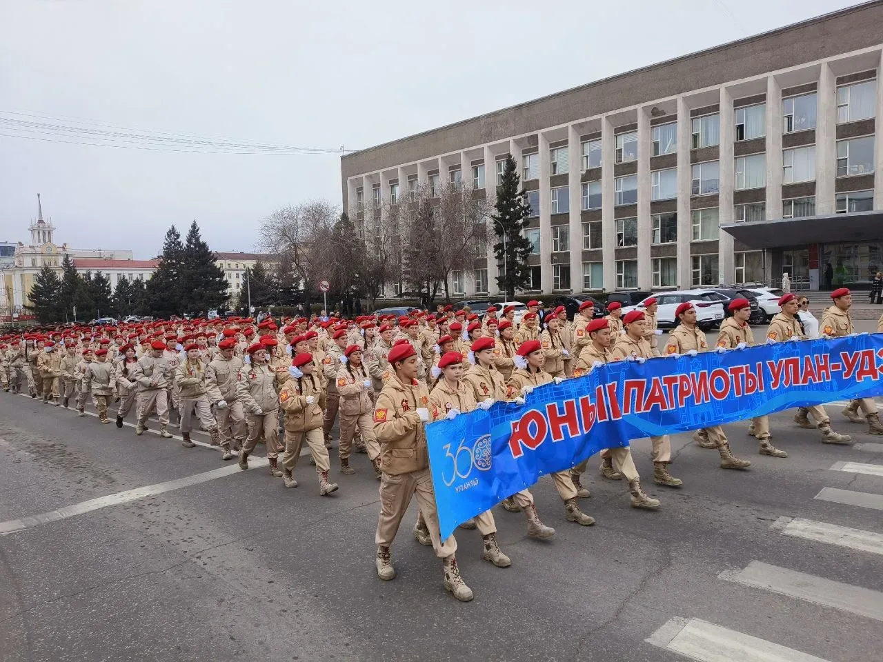 🕯️8 мая в городе прошёл «Марш юных патриотов».  Колонна юнармейцев прошла от площади Советов к Мемор