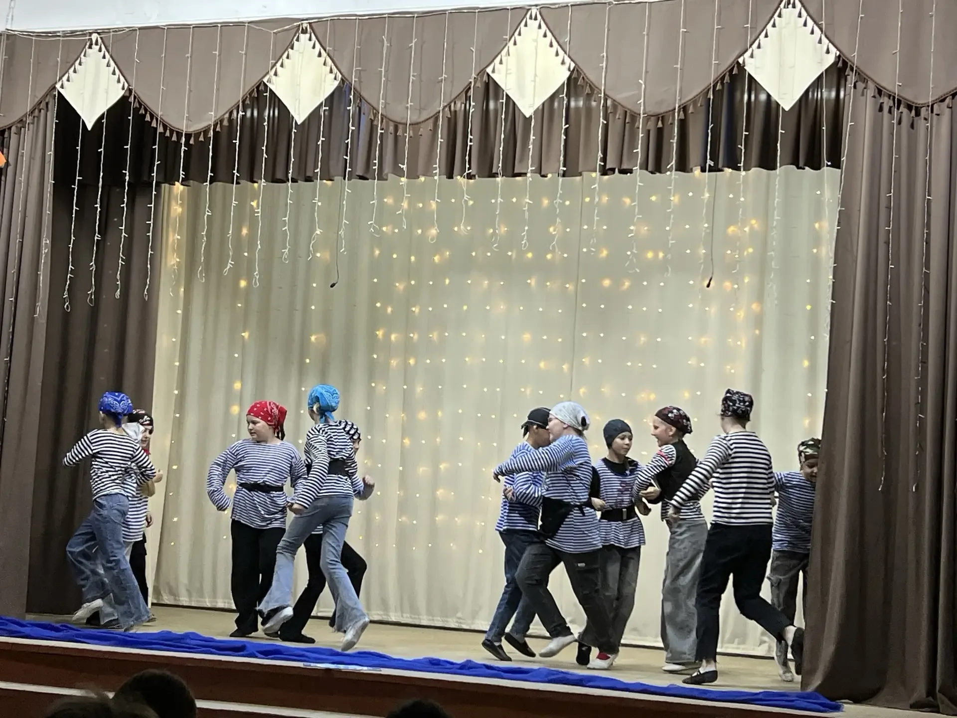 🎭 «Непобедимый Джо набирает команду»: когда пираты учат дружить  На сцене актового зала нашей школы 