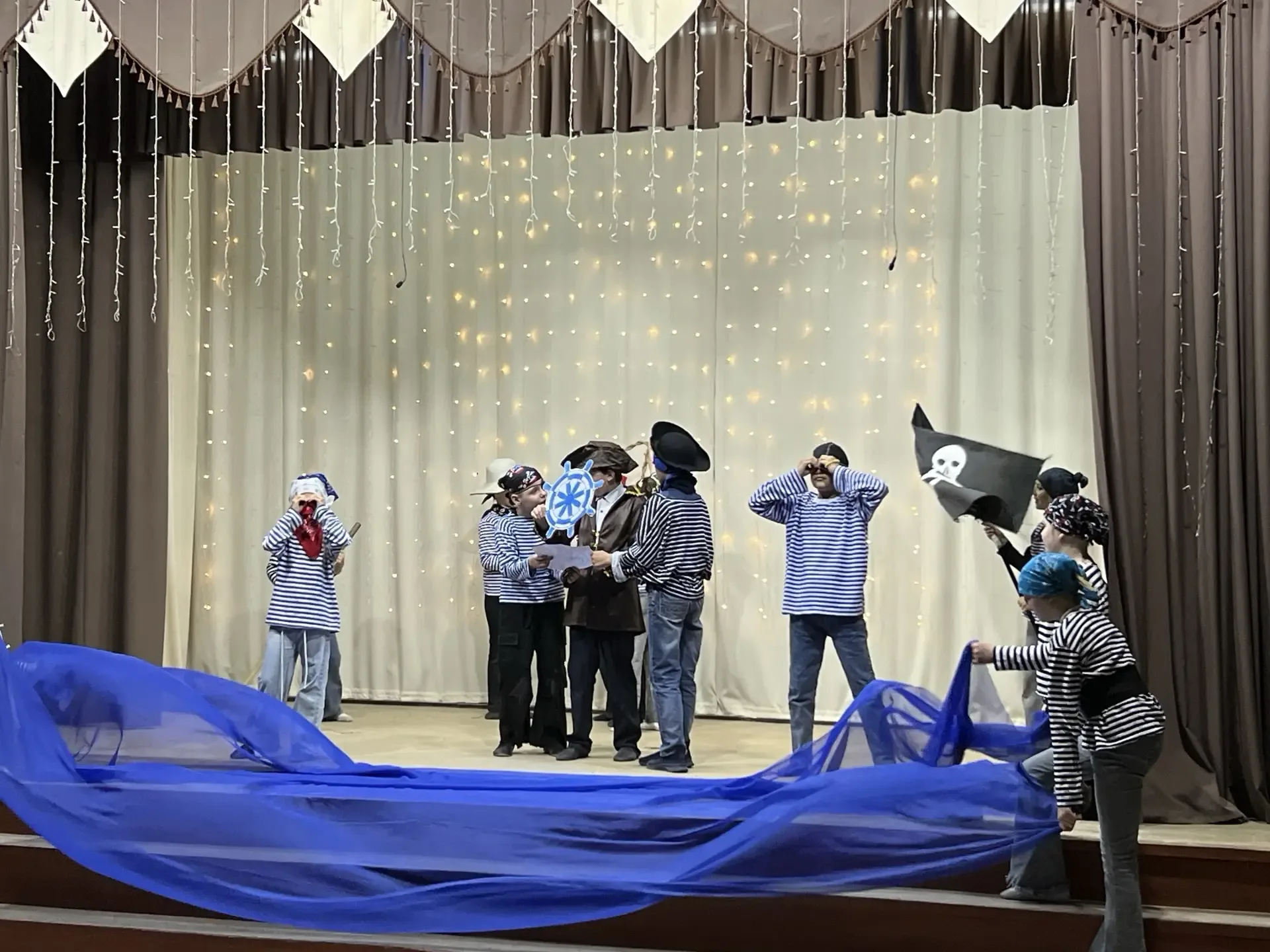 🎭 «Непобедимый Джо набирает команду»: когда пираты учат дружить  На сцене актового зала нашей школы 