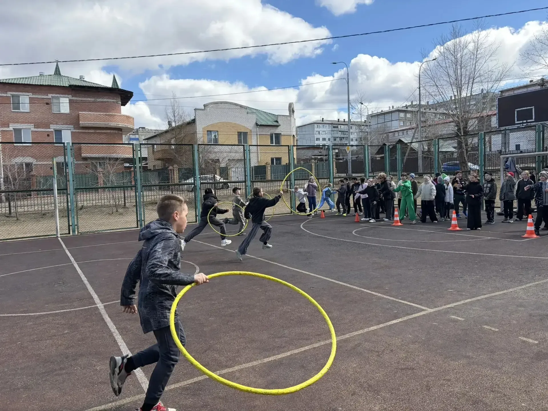 2 мая среди четвертых классов состоялись спортивные эстафеты" Весёлые старты", Ребята получили заряд