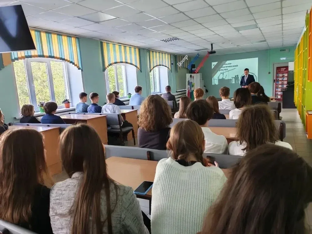 🔥 Профориентация на максимуме: 10-классники в деле!  Не теория, а практика!  Сегодня к нашим старшек