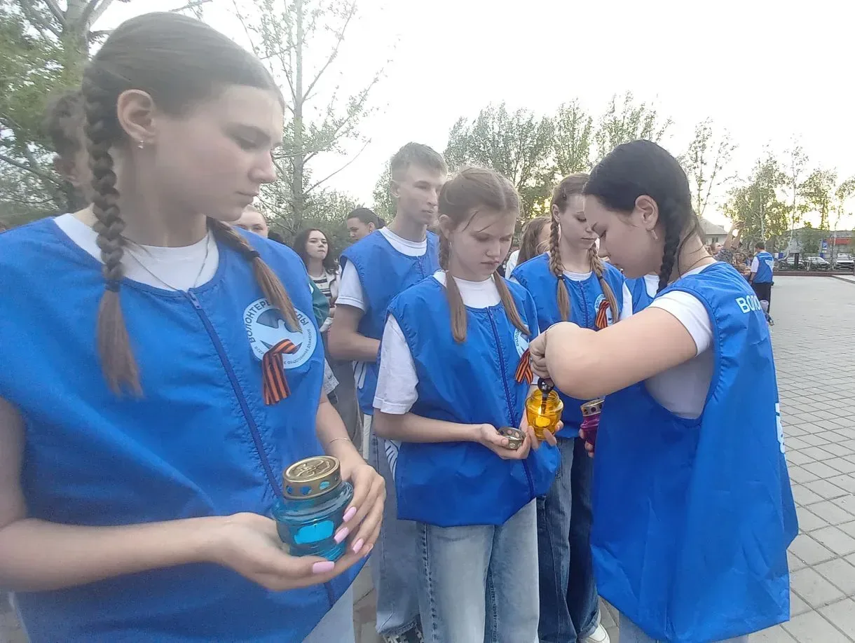 🕊Активисты "Волонтеров Победы" школы №2 приняли участие в патриотической акции "Молодёжь помнит". 🇷🇺