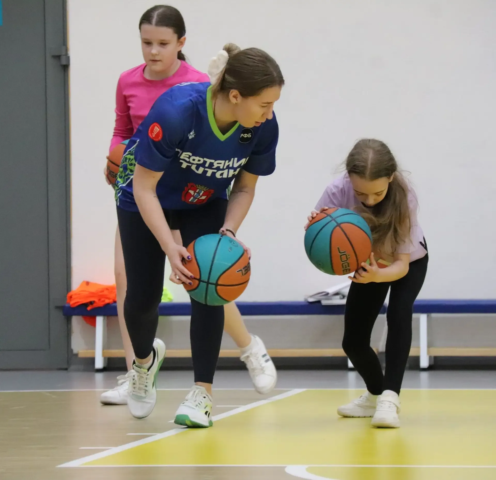 🏀В лицее прошел мастер-класс по баскетболу.   Воспитанница Омского баскетбола Ксения Афанасенко в ко