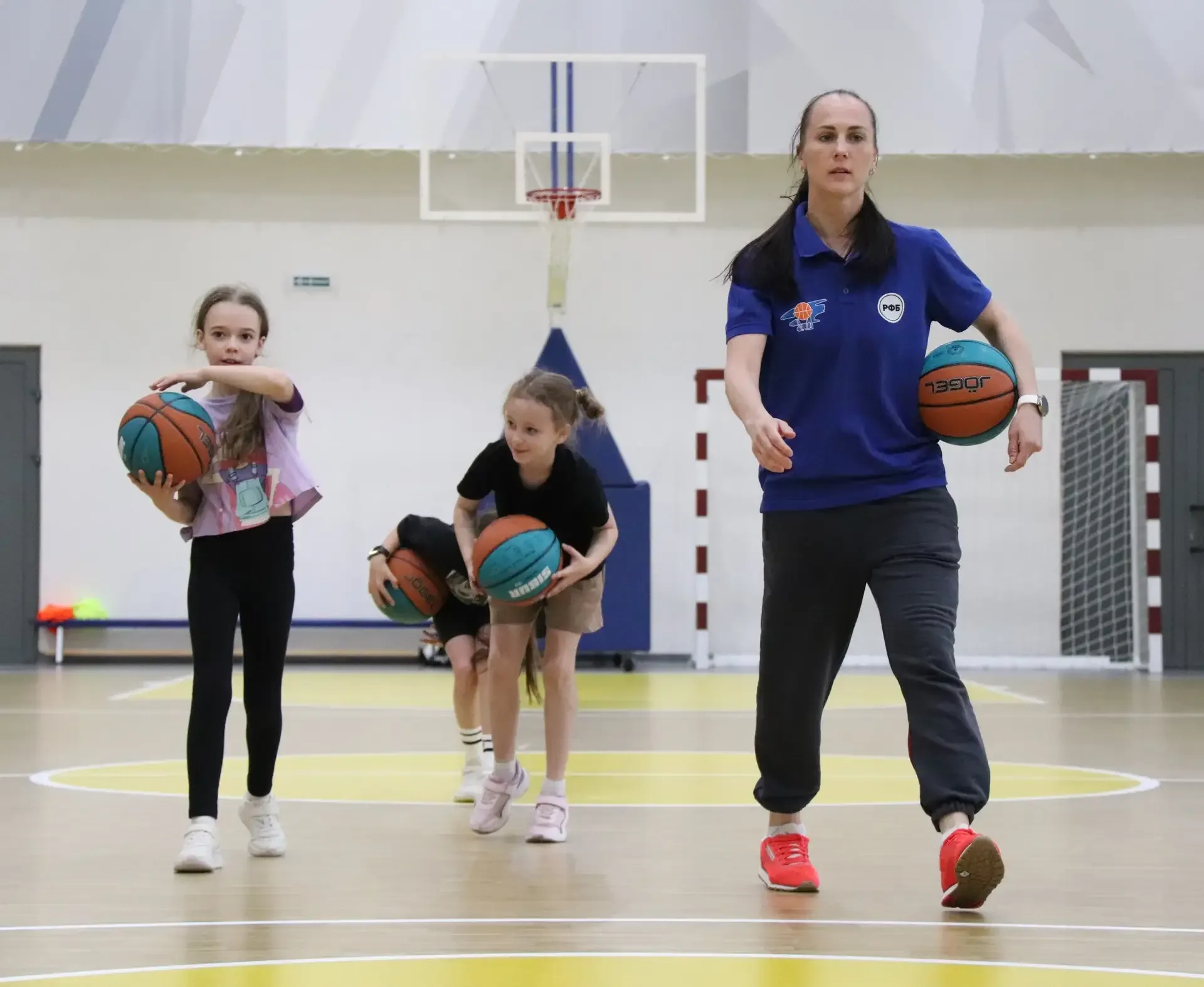 🏀В лицее прошел мастер-класс по баскетболу.   Воспитанница Омского баскетбола Ксения Афанасенко в ко