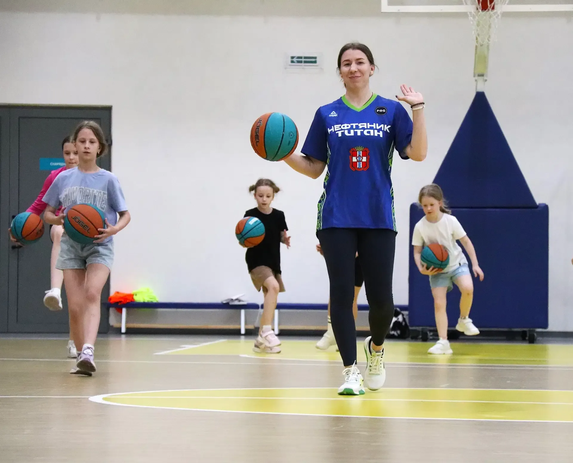 🏀В лицее прошел мастер-класс по баскетболу.   Воспитанница Омского баскетбола Ксения Афанасенко в ко