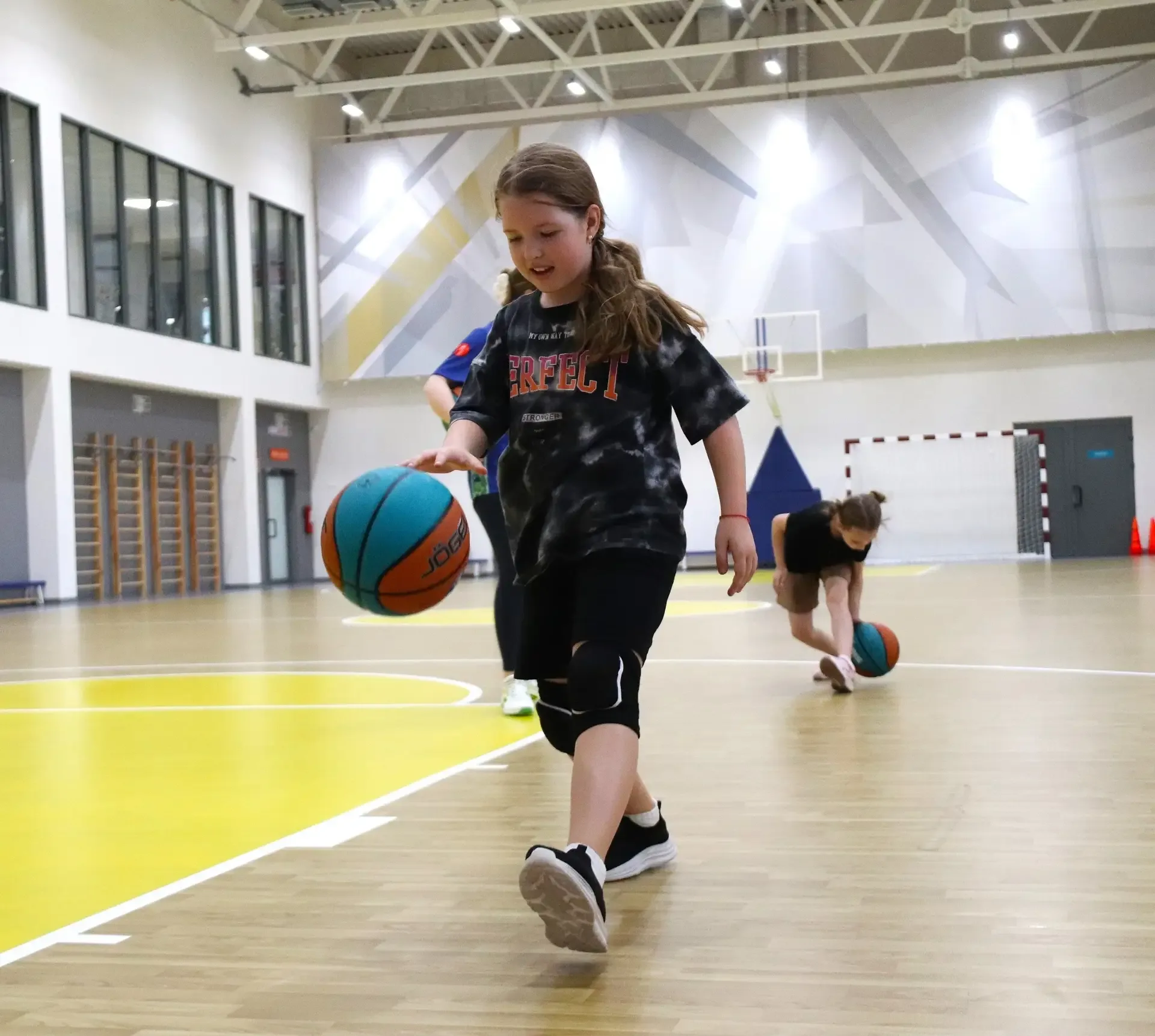 🏀В лицее прошел мастер-класс по баскетболу.   Воспитанница Омского баскетбола Ксения Афанасенко в ко