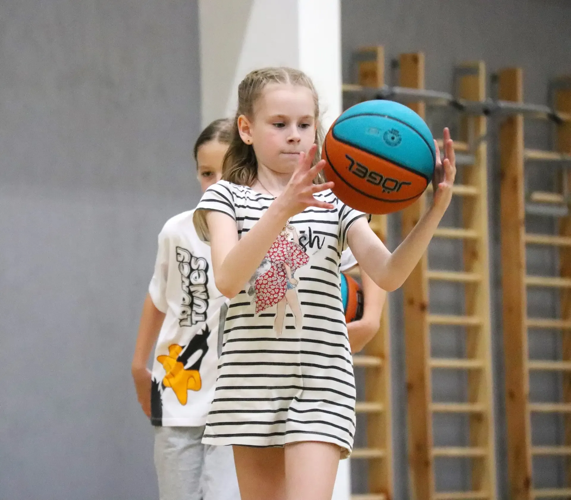 🏀В лицее прошел мастер-класс по баскетболу.   Воспитанница Омского баскетбола Ксения Афанасенко в ко