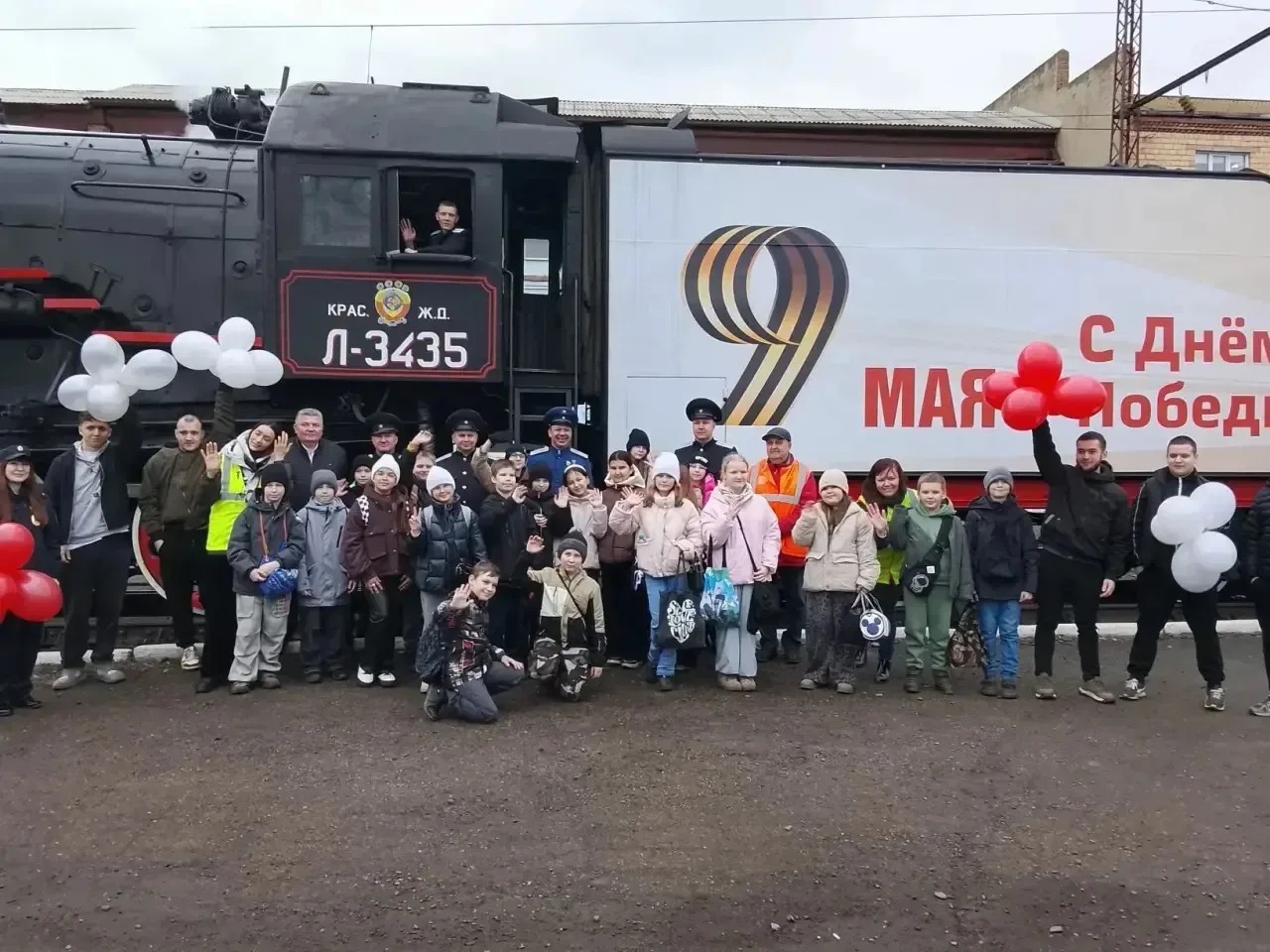 МЕЛОДИЯ ПОБЕДЫ: 4 "В" КЛАСС ВСТРЕТИЛ ПЕСНЕЙ ПОЕЗД ПОБЕДЫ!  В рамках программы "Орлята России" направ