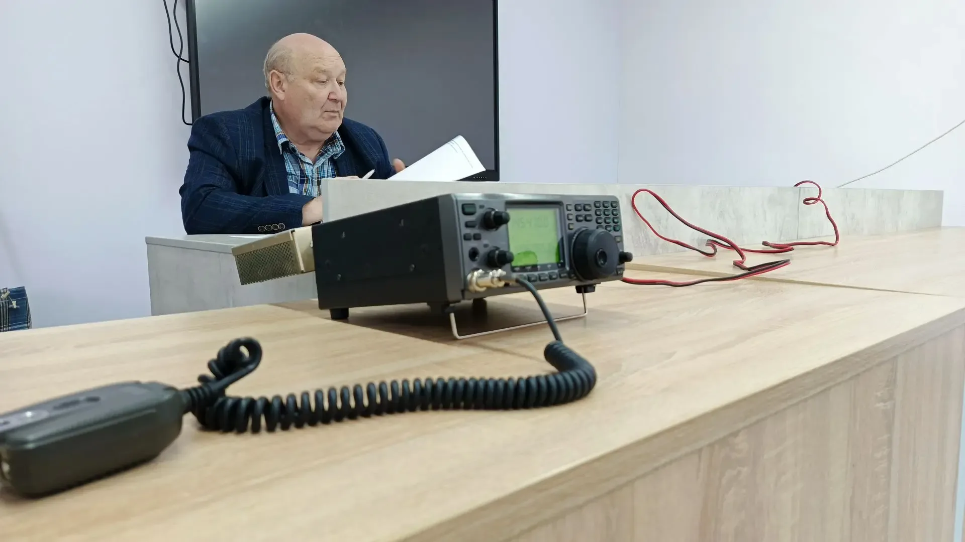 Наши ребята готовятся к связи с космонавтами на МКС🚀📡  ✅ Уточняем вопросы; ✅ Знакомимся с оборудован