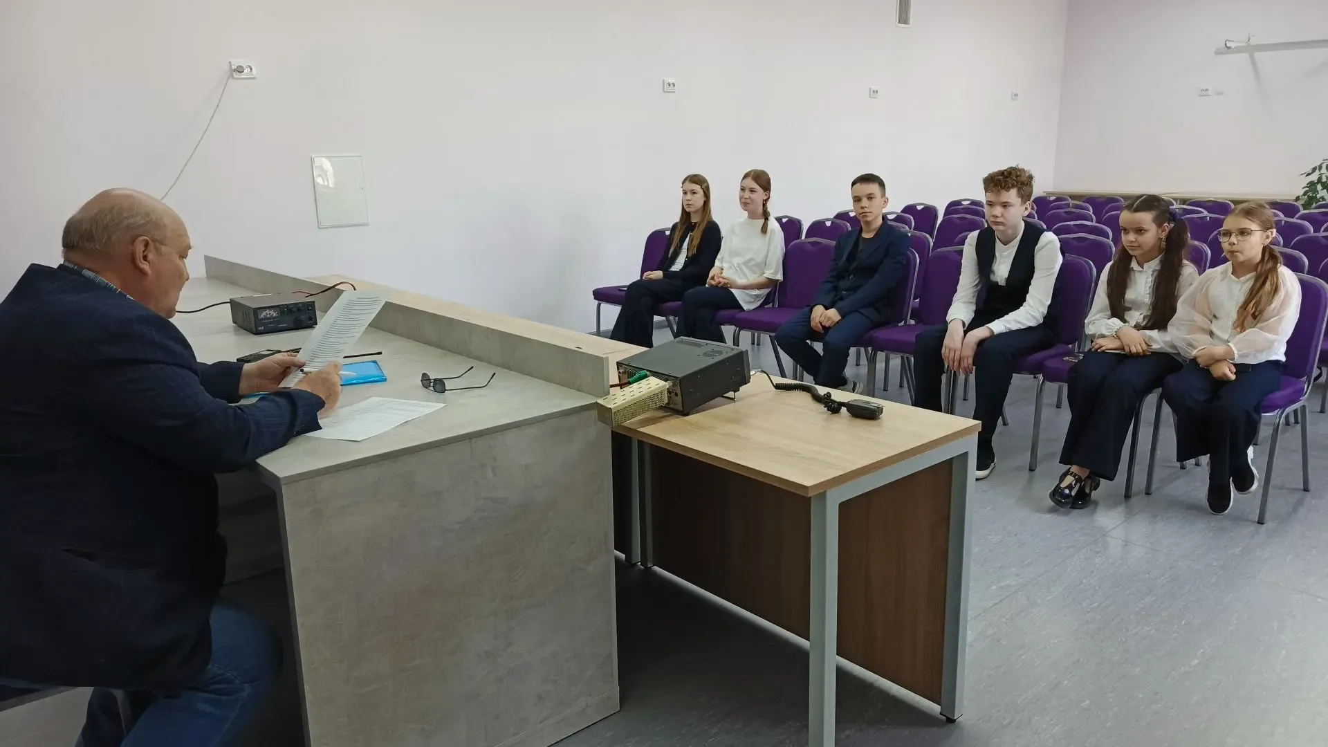 Наши ребята готовятся к связи с космонавтами на МКС🚀📡  ✅ Уточняем вопросы; ✅ Знакомимся с оборудован
