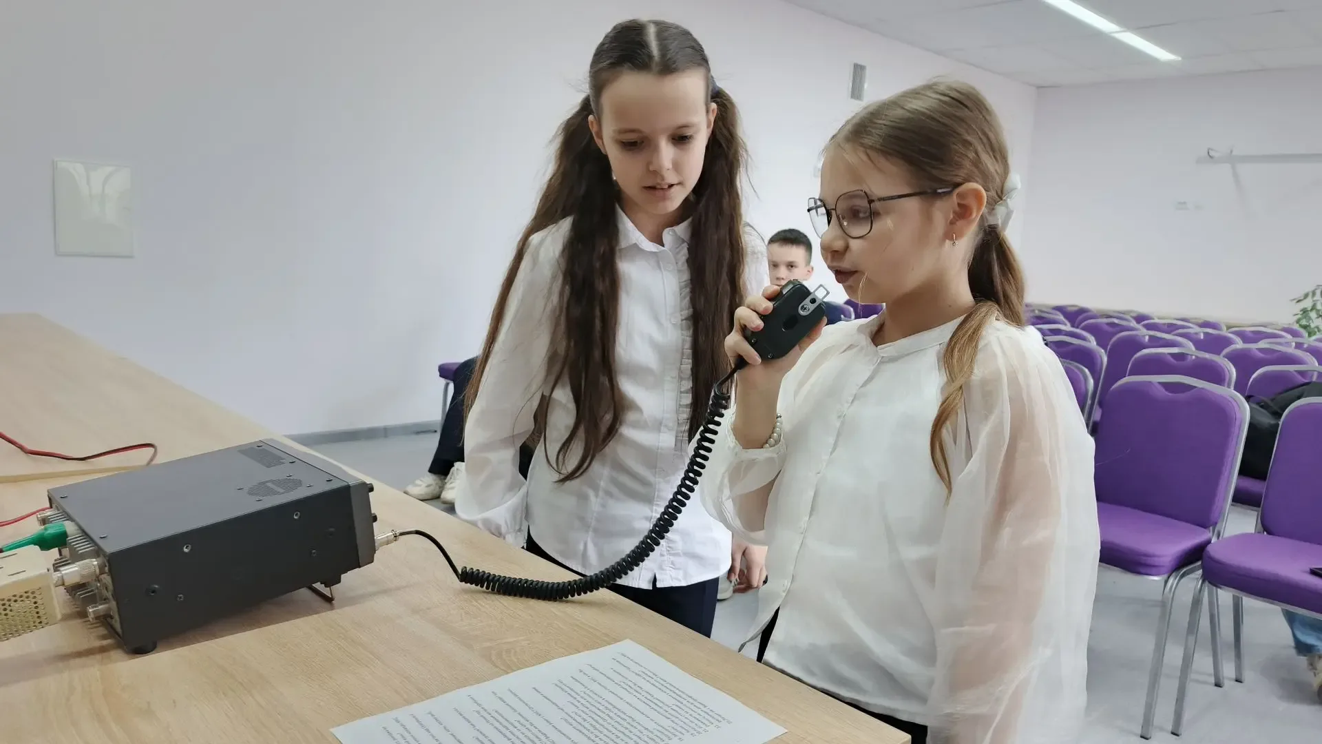 Наши ребята готовятся к связи с космонавтами на МКС🚀📡  ✅ Уточняем вопросы; ✅ Знакомимся с оборудован
