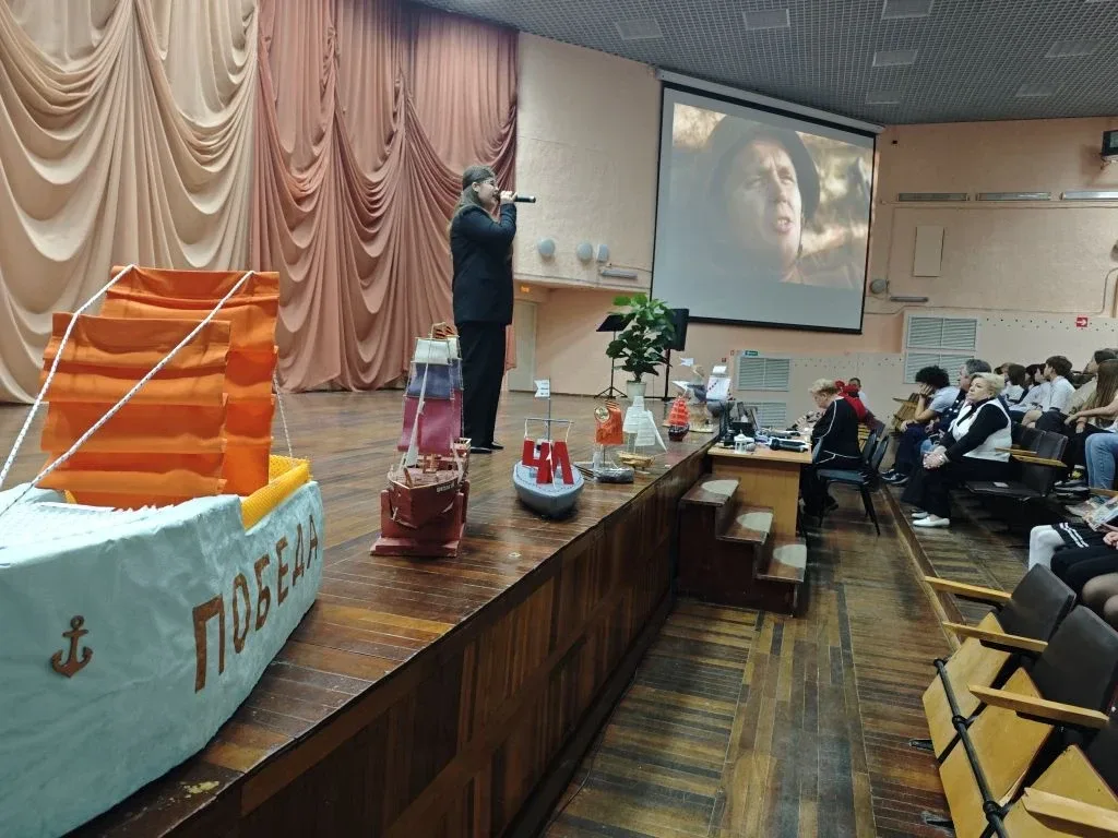 ⛵️ «Кораблики памяти» ⛵️  7 мая, в Единый день Памяти, в нашей школе прошёл трогательный митинг, пос