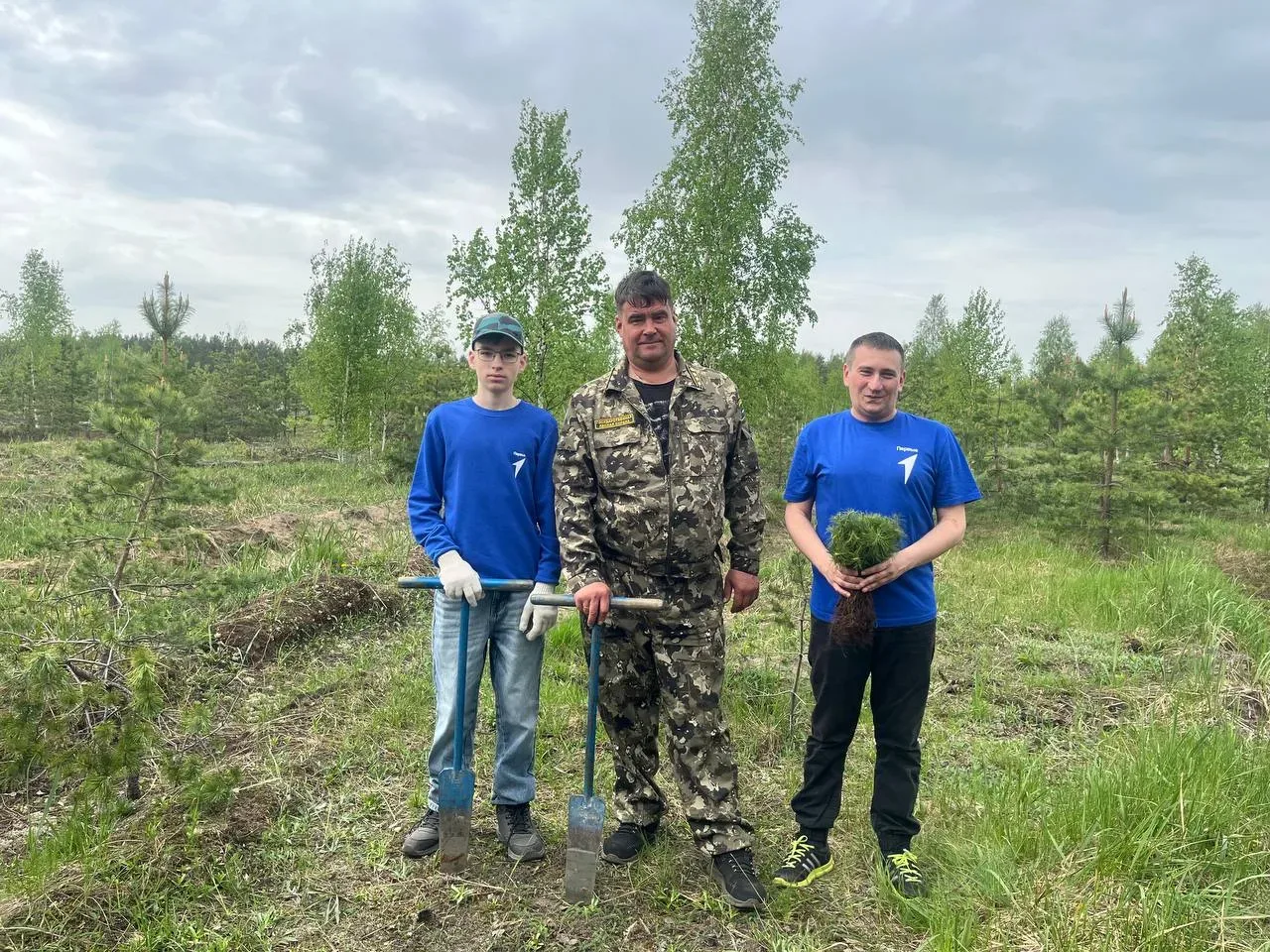 🌲 Международная акция «Сад Памяти» 🌲  Ученик 7 «К» класса Школы 176 Алексей Лапшин вместе с наставни
