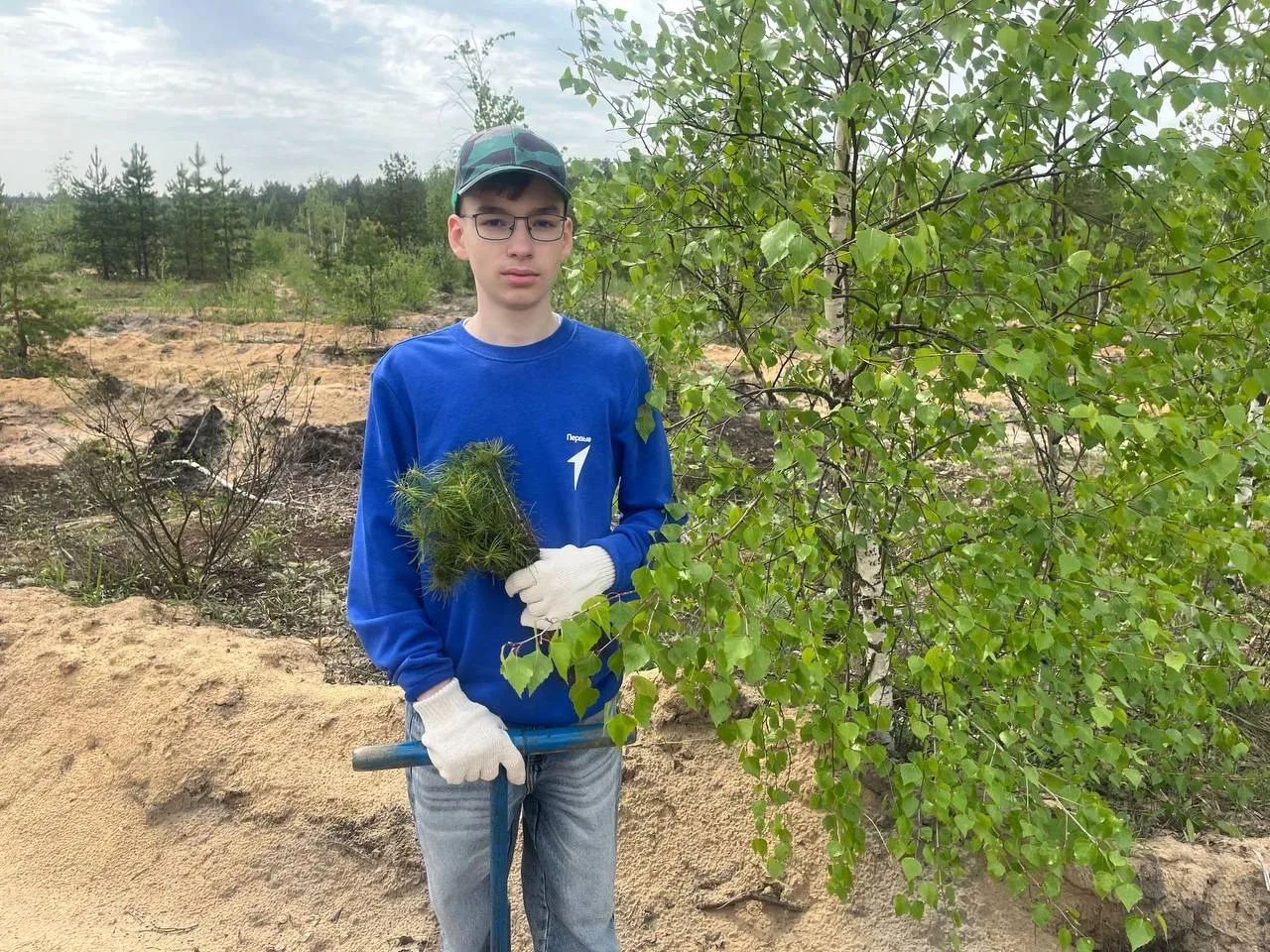 🌲 Международная акция «Сад Памяти» 🌲  Ученик 7 «К» класса Школы 176 Алексей Лапшин вместе с наставни