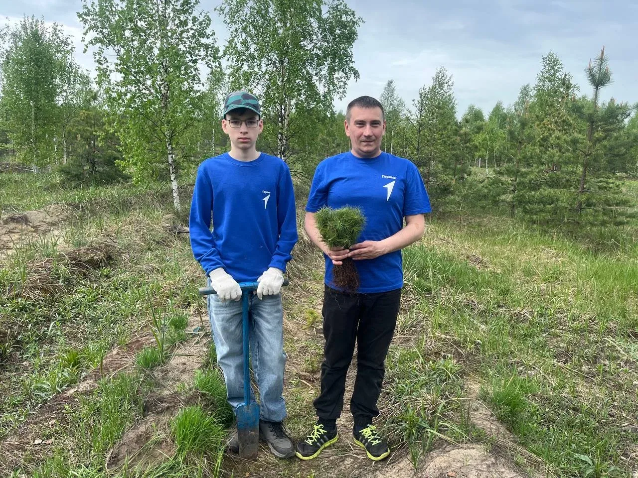 🌲 Международная акция «Сад Памяти» 🌲  Ученик 7 «К» класса Школы 176 Алексей Лапшин вместе с наставни