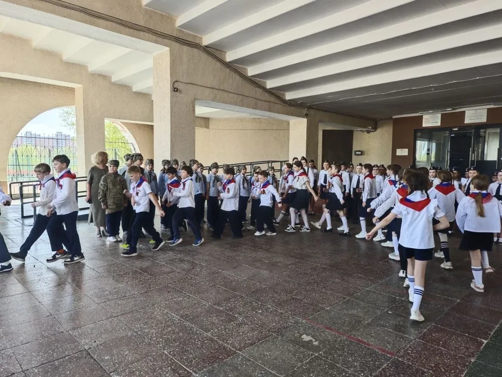 🇷🇺 «Мы — наследники Великой Победы» 🇷🇺  6 мая в нашей школе прошёл конкурс смотра строя и песни сред
