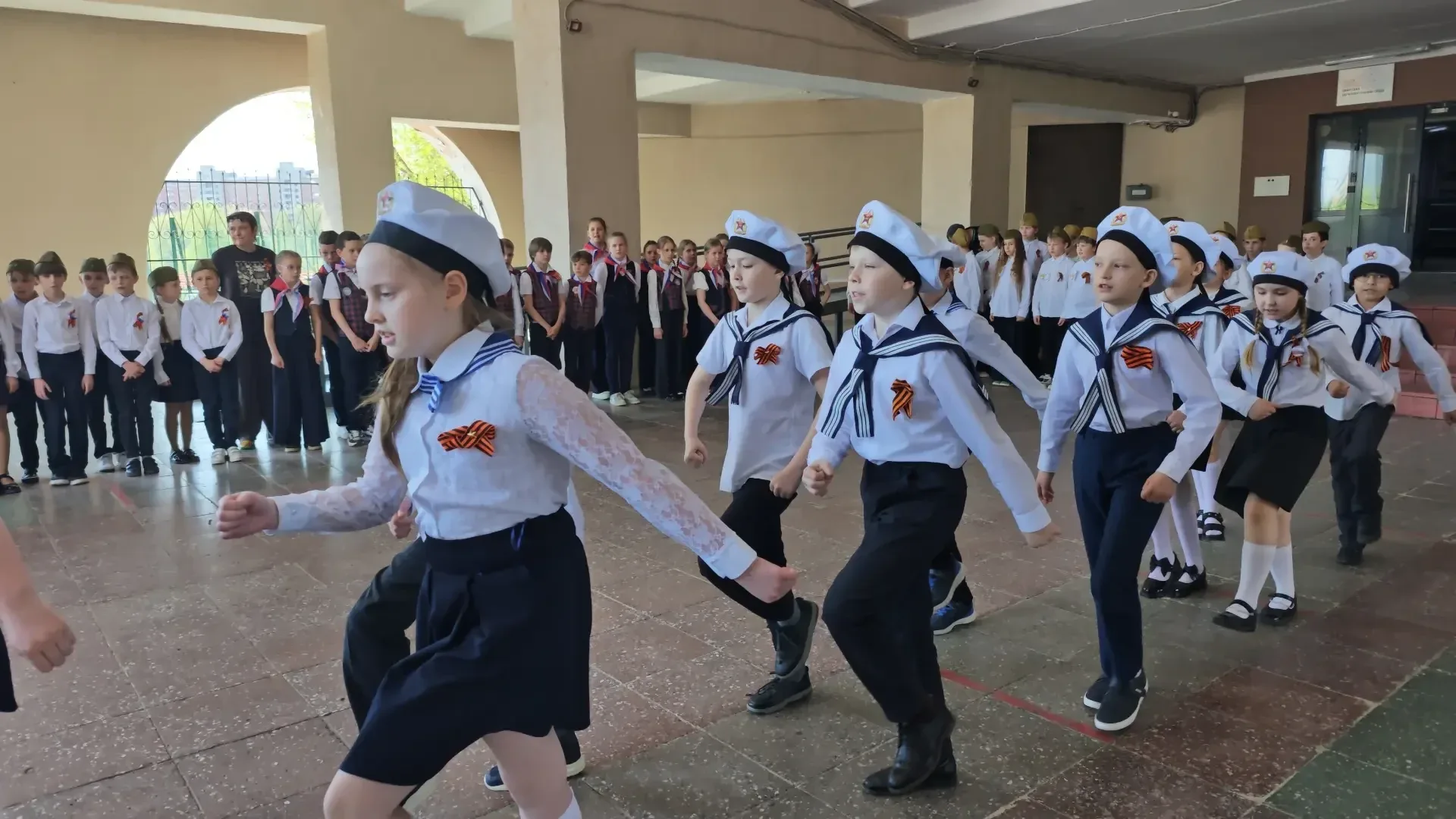 🇷🇺 «Мы — наследники Великой Победы» 🇷🇺  6 мая в нашей школе прошёл конкурс смотра строя и песни сред