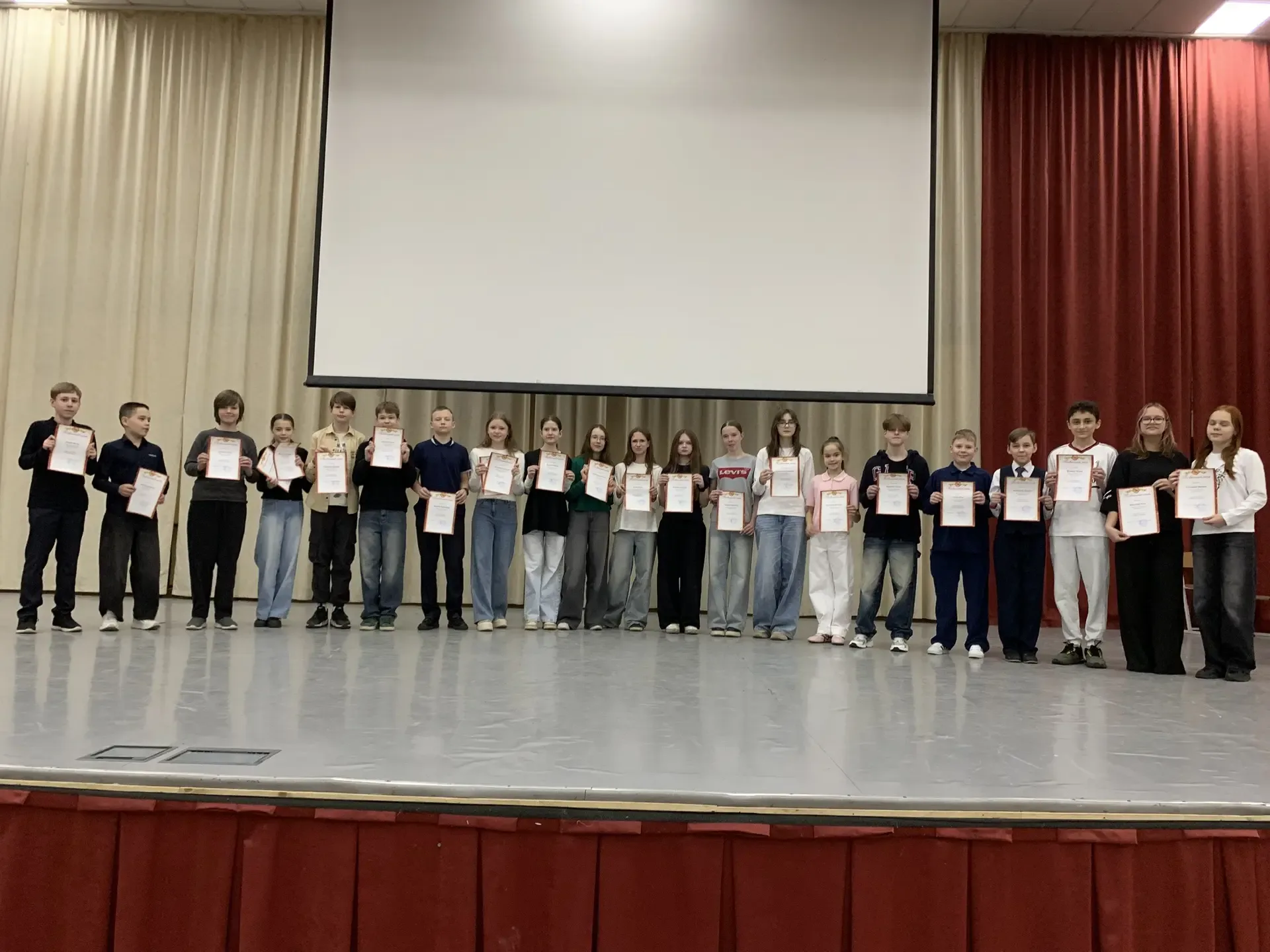 ✨ Учёба позади - пора праздновать! ✨ В нашей школе прошли торжественные линейки, посвящённые окончан
