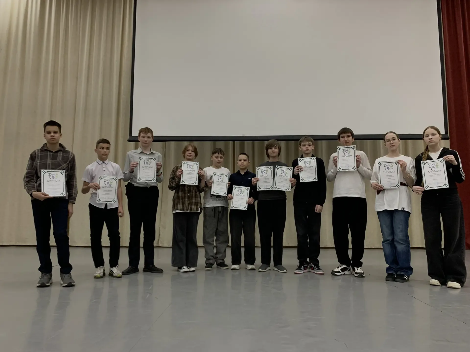 ✨ Учёба позади - пора праздновать! ✨ В нашей школе прошли торжественные линейки, посвящённые окончан