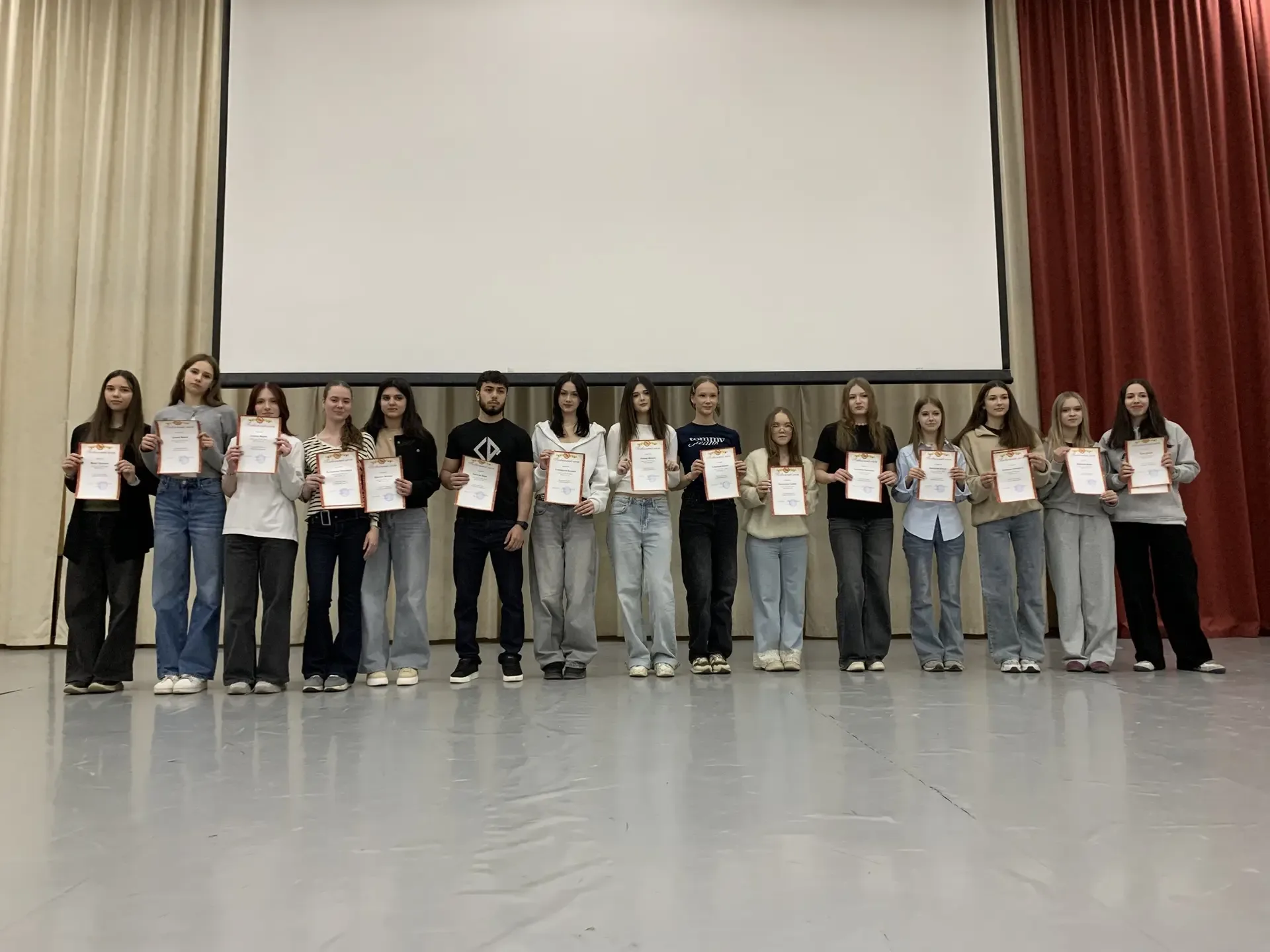 ✨ Учёба позади - пора праздновать! ✨ В нашей школе прошли торжественные линейки, посвящённые окончан