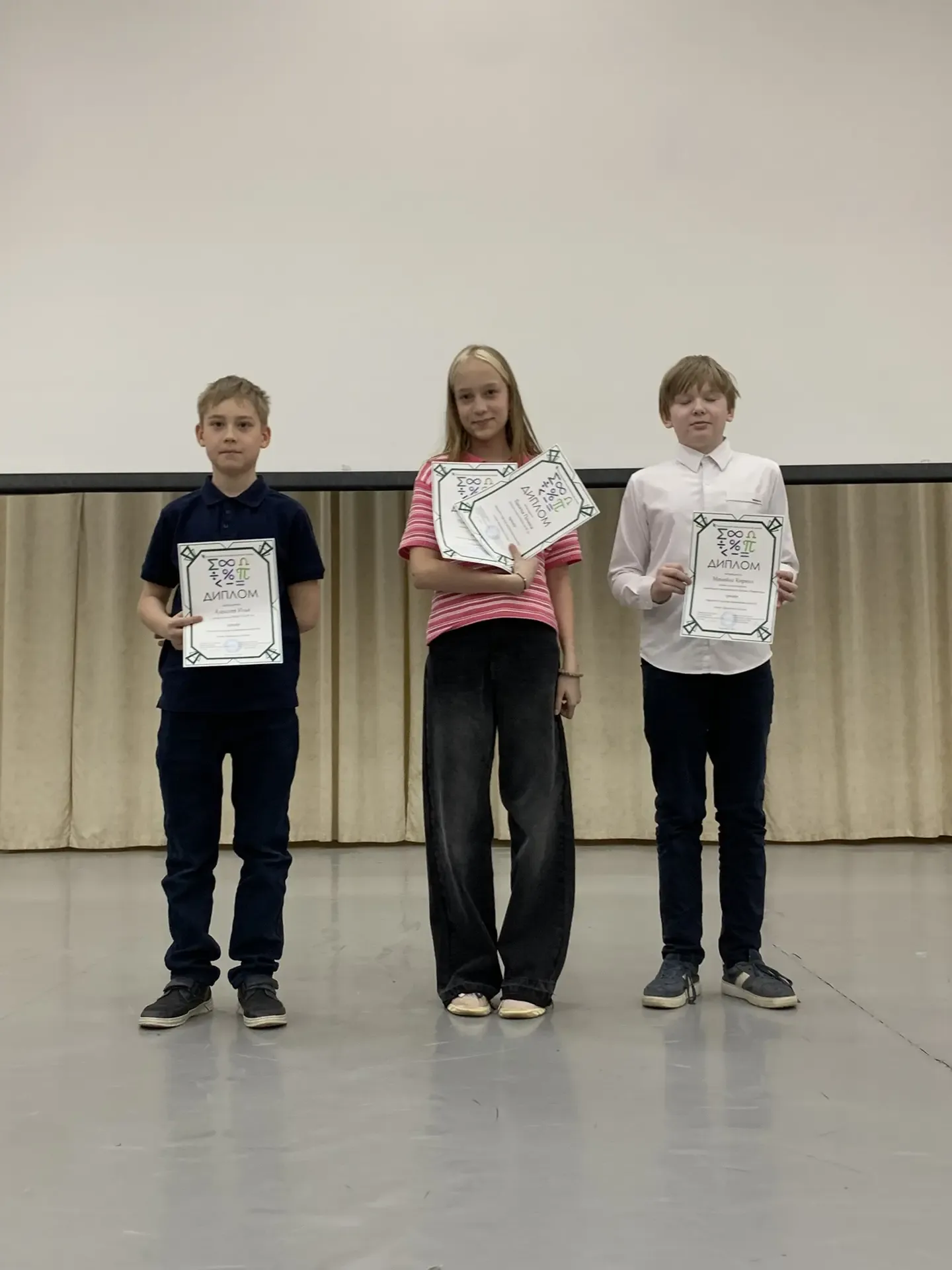 ✨ Учёба позади - пора праздновать! ✨ В нашей школе прошли торжественные линейки, посвящённые окончан