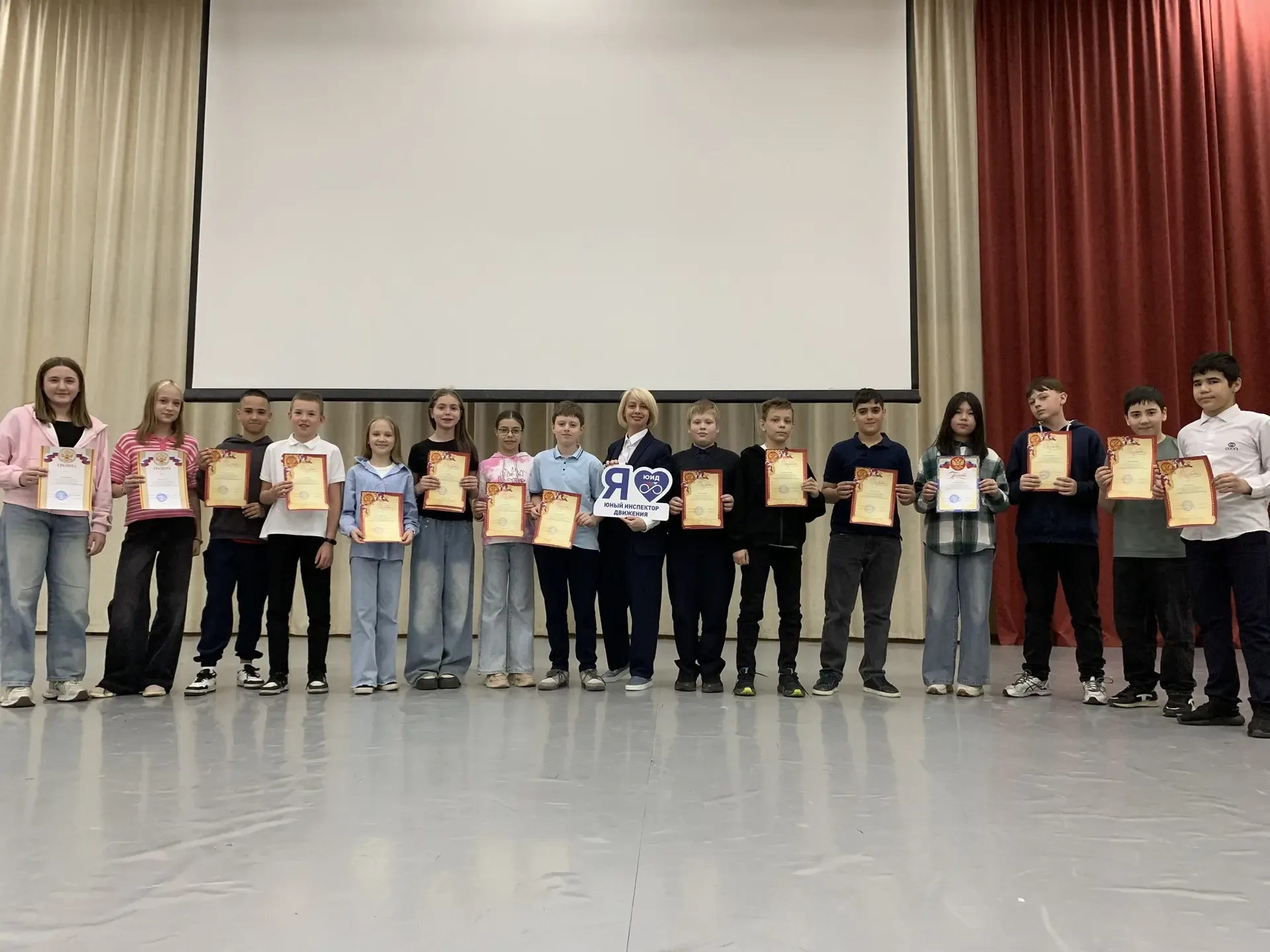 ✨ Учёба позади - пора праздновать! ✨ В нашей школе прошли торжественные линейки, посвящённые окончан