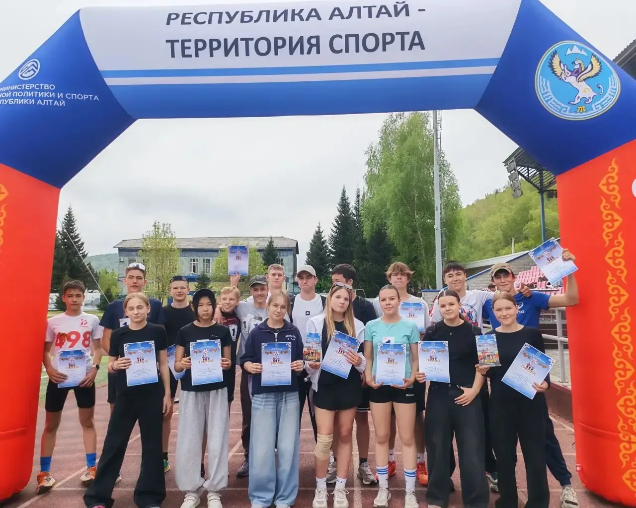 Сегодня на стадионе «Спартак» прошла городская легкоатлетическая эстафета «Бежим к Победе», посвящён