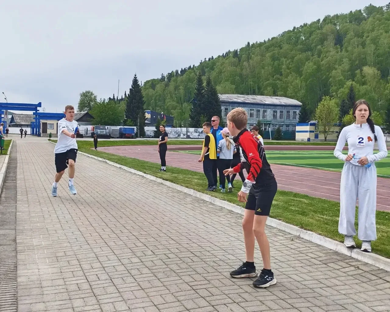 Сегодня на стадионе «Спартак» прошла городская легкоатлетическая эстафета «Бежим к Победе», посвящён