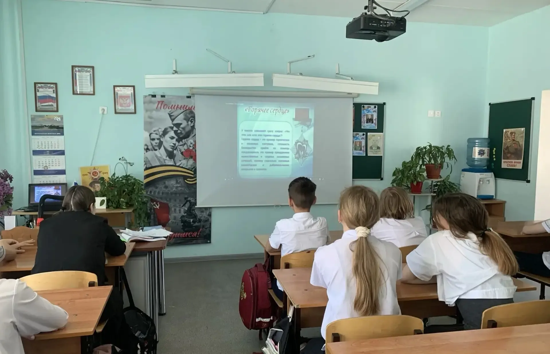 📢 В нашей школе для учащихся 5 и 7 классов прошёл Урок мужества, посвящённый героям всероссийской ин