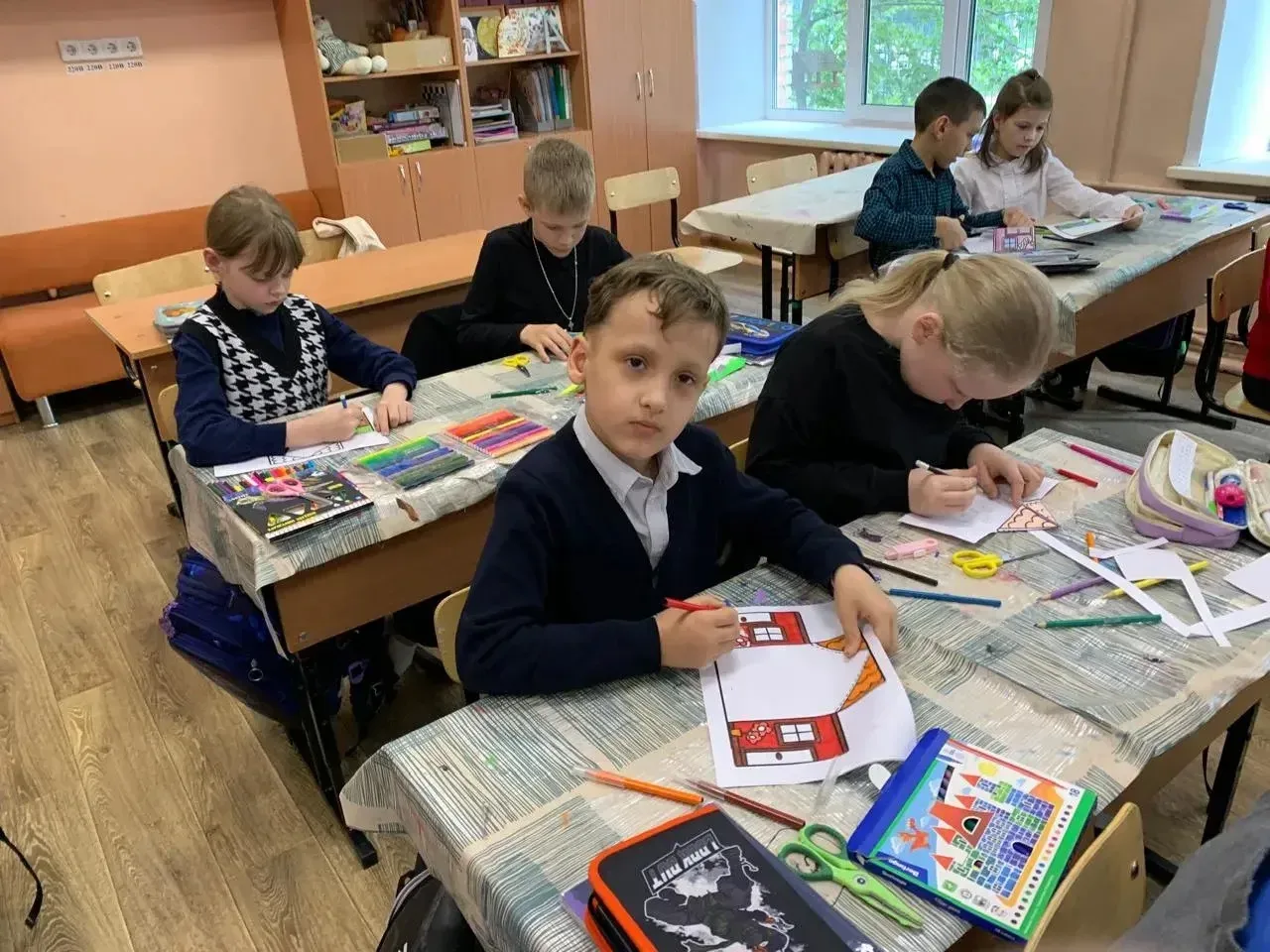 Во 2 "А" классе прошёл урок, посвящённый Международному Дню семьи. Ребята с удовольствием рассказыва