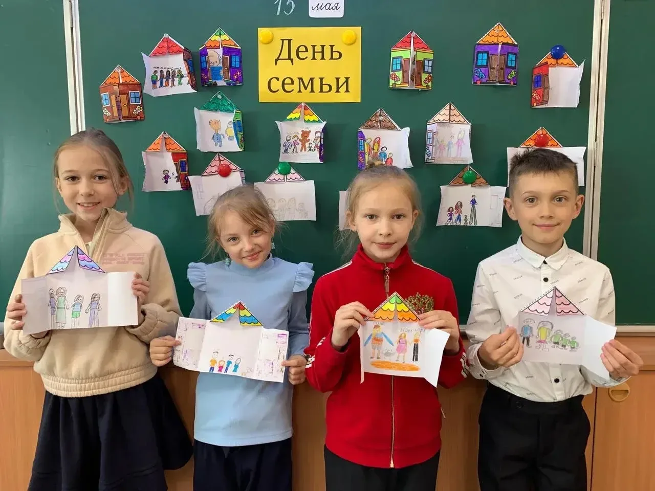 Во 2 "А" классе прошёл урок, посвящённый Международному Дню семьи. Ребята с удовольствием рассказыва