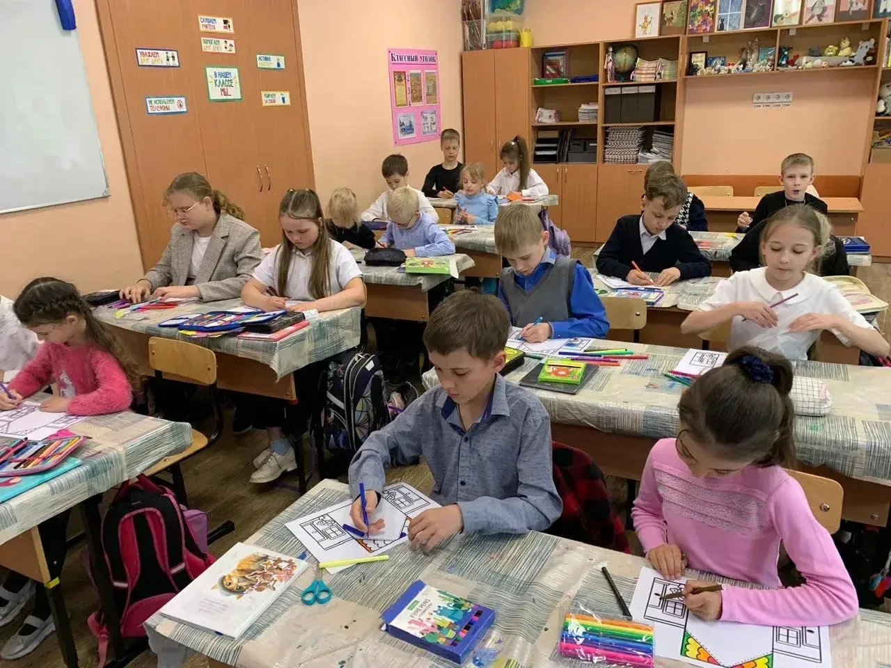 Во 2 "А" классе прошёл урок, посвящённый Международному Дню семьи. Ребята с удовольствием рассказыва