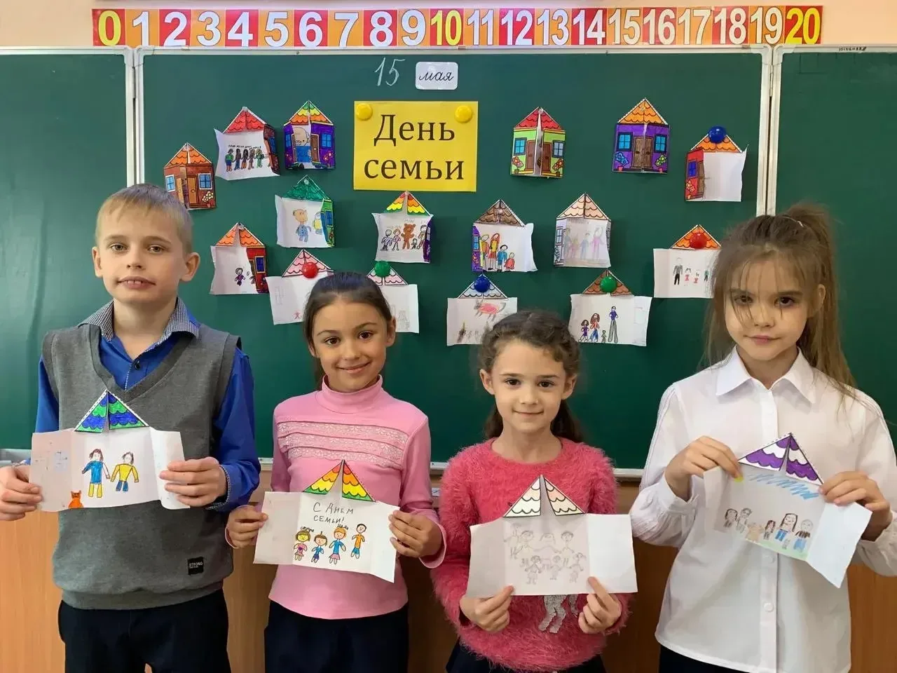 Во 2 "А" классе прошёл урок, посвящённый Международному Дню семьи. Ребята с удовольствием рассказыва