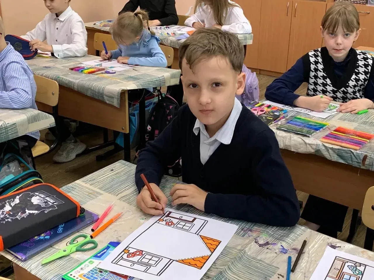 Во 2 "А" классе прошёл урок, посвящённый Международному Дню семьи. Ребята с удовольствием рассказыва